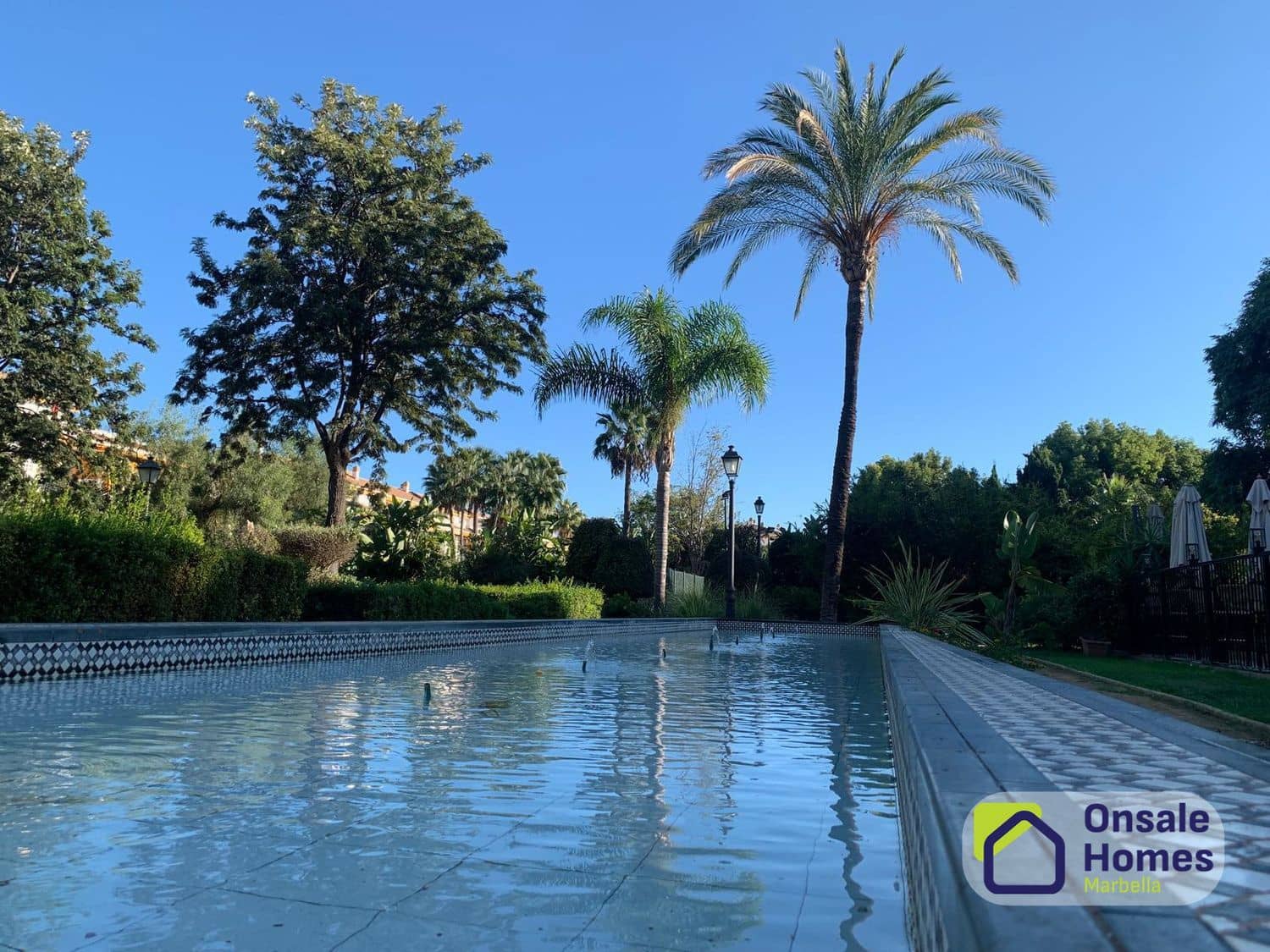 2 soverom Leilighet til salgs i Nueva Andalucia med svømmebasseng garasje - € 450 000 (Ref: 10176119)