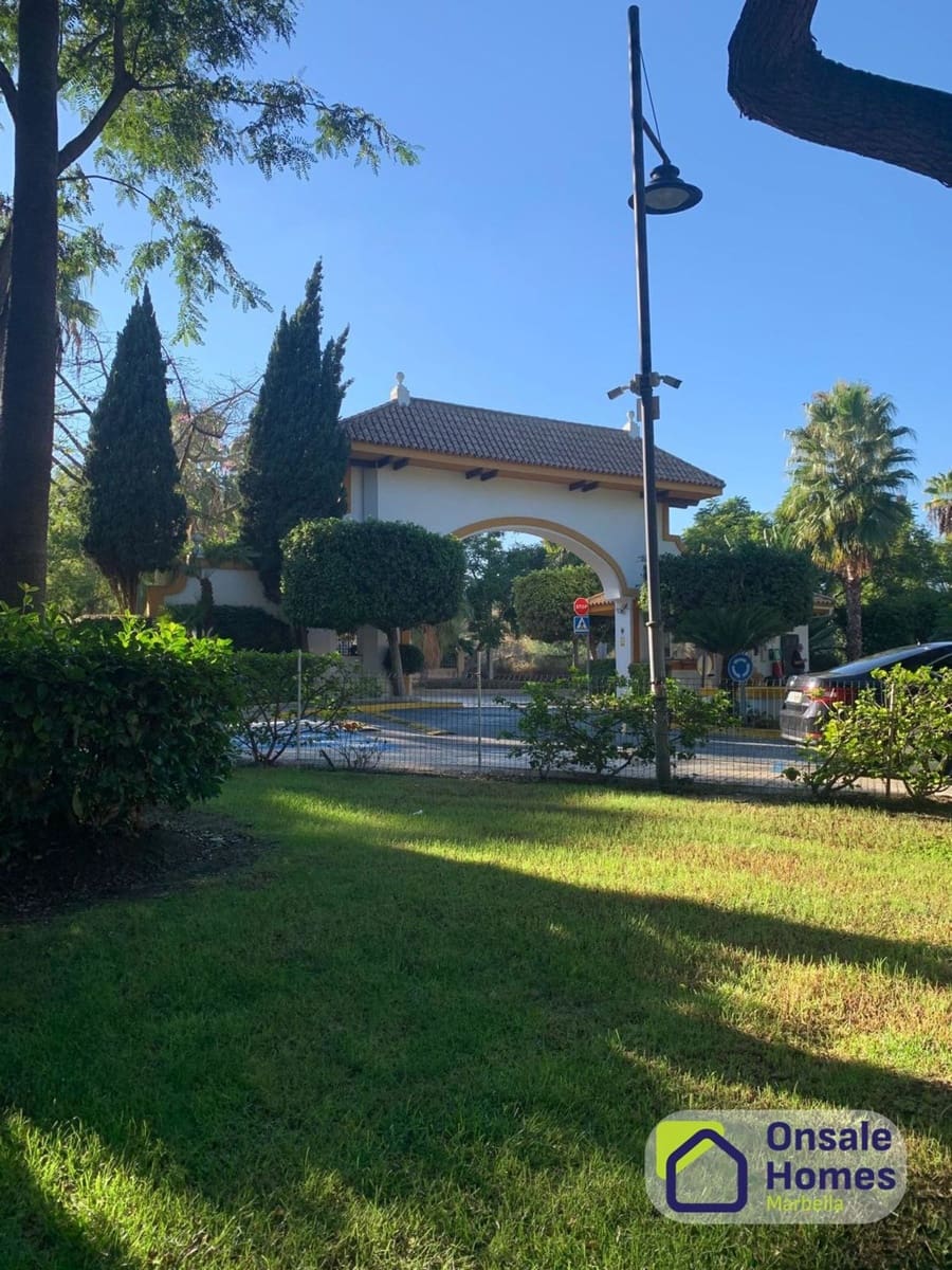 2 soverom Leilighet til salgs i Nueva Andalucia med svømmebasseng garasje - € 450 000 (Ref: 10176119)
