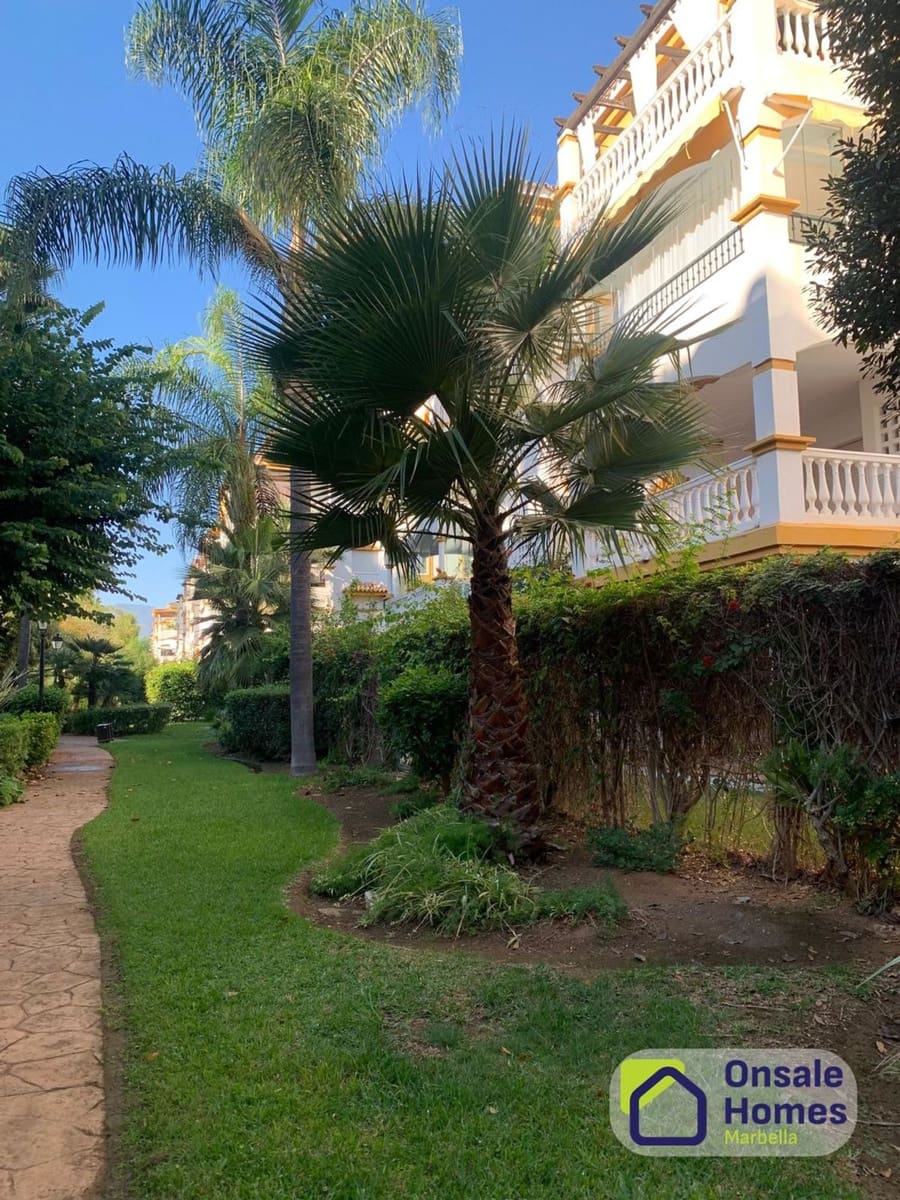 2 soverom Leilighet til salgs i Nueva Andalucia med svømmebasseng garasje - € 450 000 (Ref: 10176119)