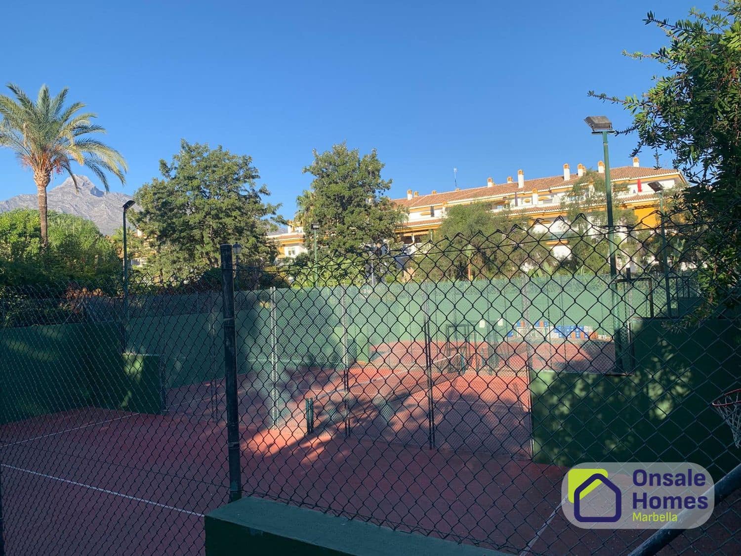 2 soverom Leilighet til salgs i Nueva Andalucia med svømmebasseng garasje - € 450 000 (Ref: 10176119)