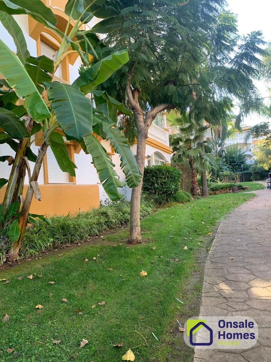2 soverom Leilighet til salgs i Nueva Andalucia med svømmebasseng garasje - € 450 000 (Ref: 10176119)