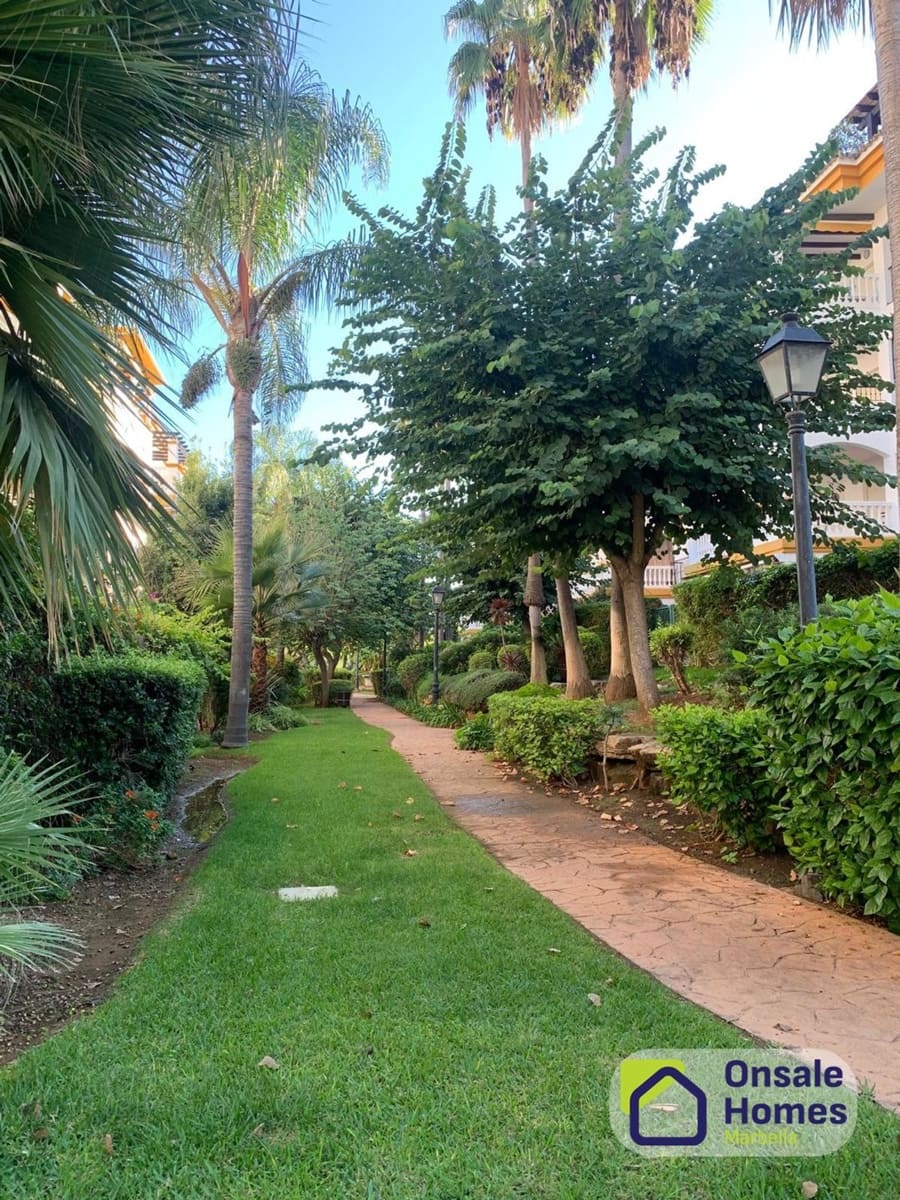 2 soverom Leilighet til salgs i Nueva Andalucia med svømmebasseng garasje - € 450 000 (Ref: 10176119)