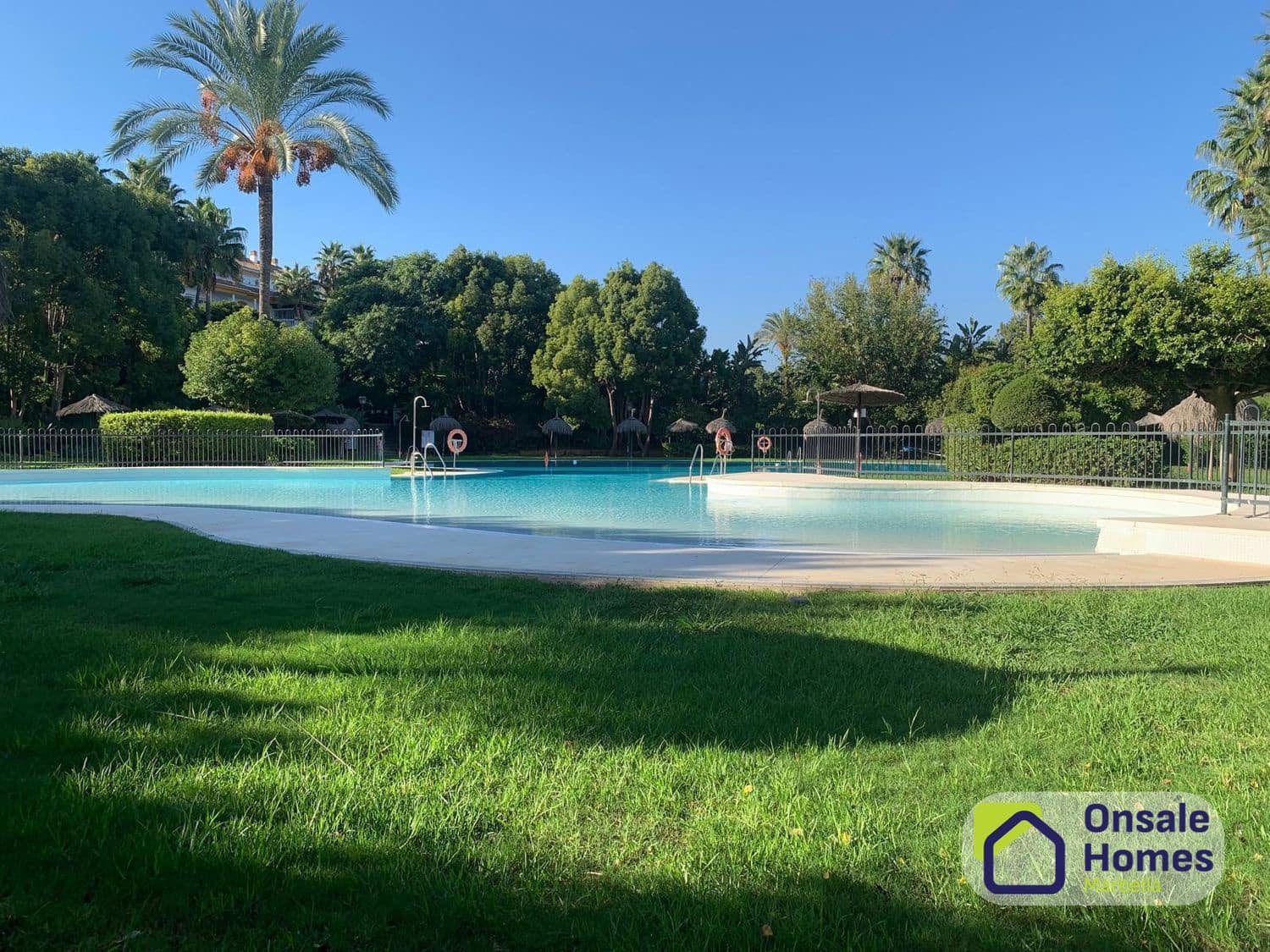 2 soverom Leilighet til salgs i Nueva Andalucia med svømmebasseng garasje - € 450 000 (Ref: 10176119)