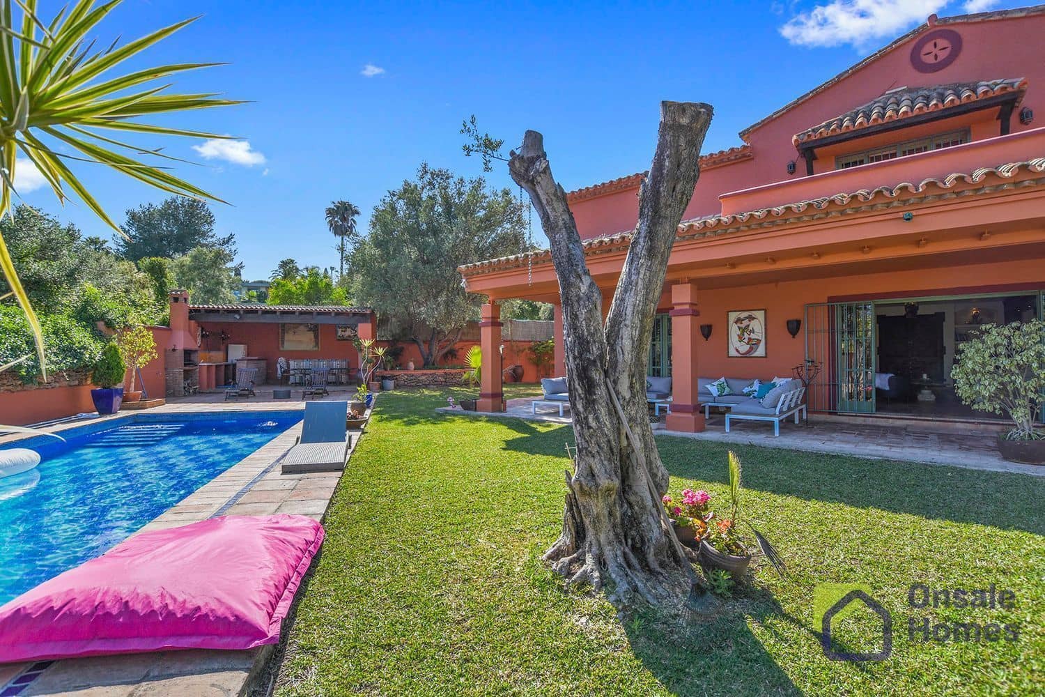6 slaapkamer Villa te koop in Nueva Andalucia met zwembad garage - € 2.290.000 (Ref: 8569448)