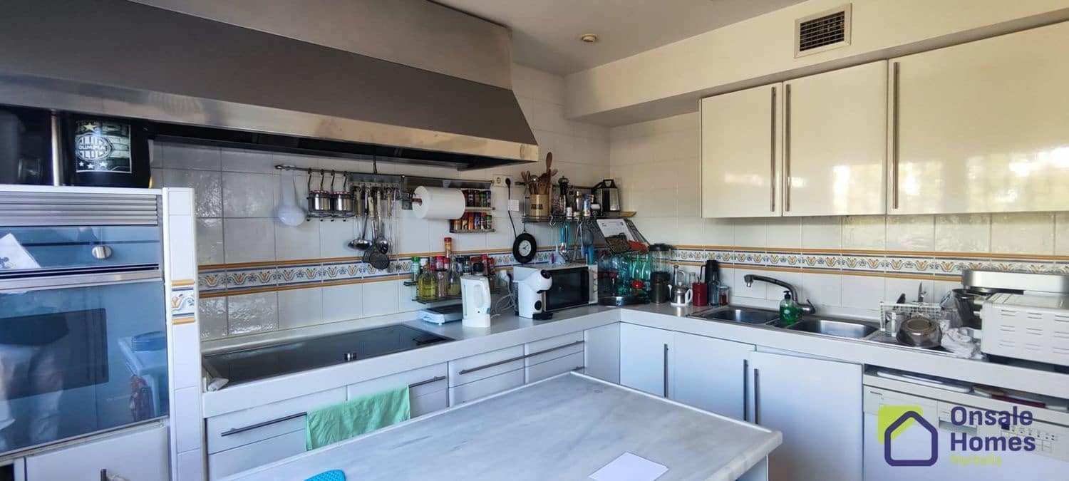 6 bedroom Villa for sale in Marbesa with pool garage - € 1,250,000 (Ref: 8821583)