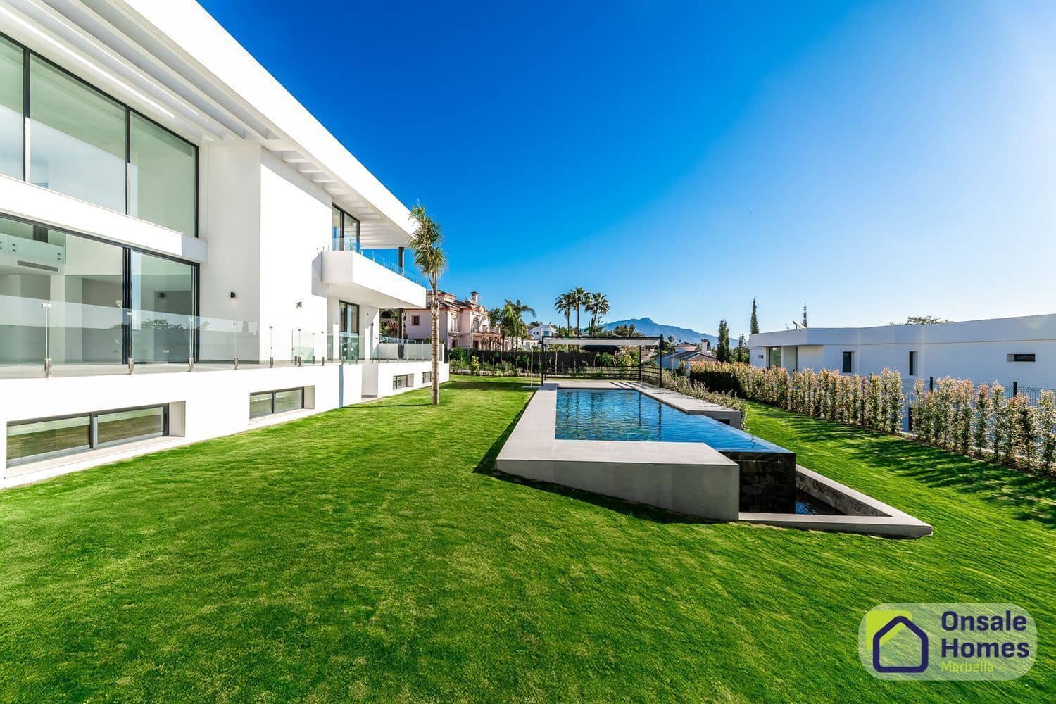 6 bedroom Villa for sale in New Golden Mile with pool garage - € 3,990,000 (Ref: 9251716)