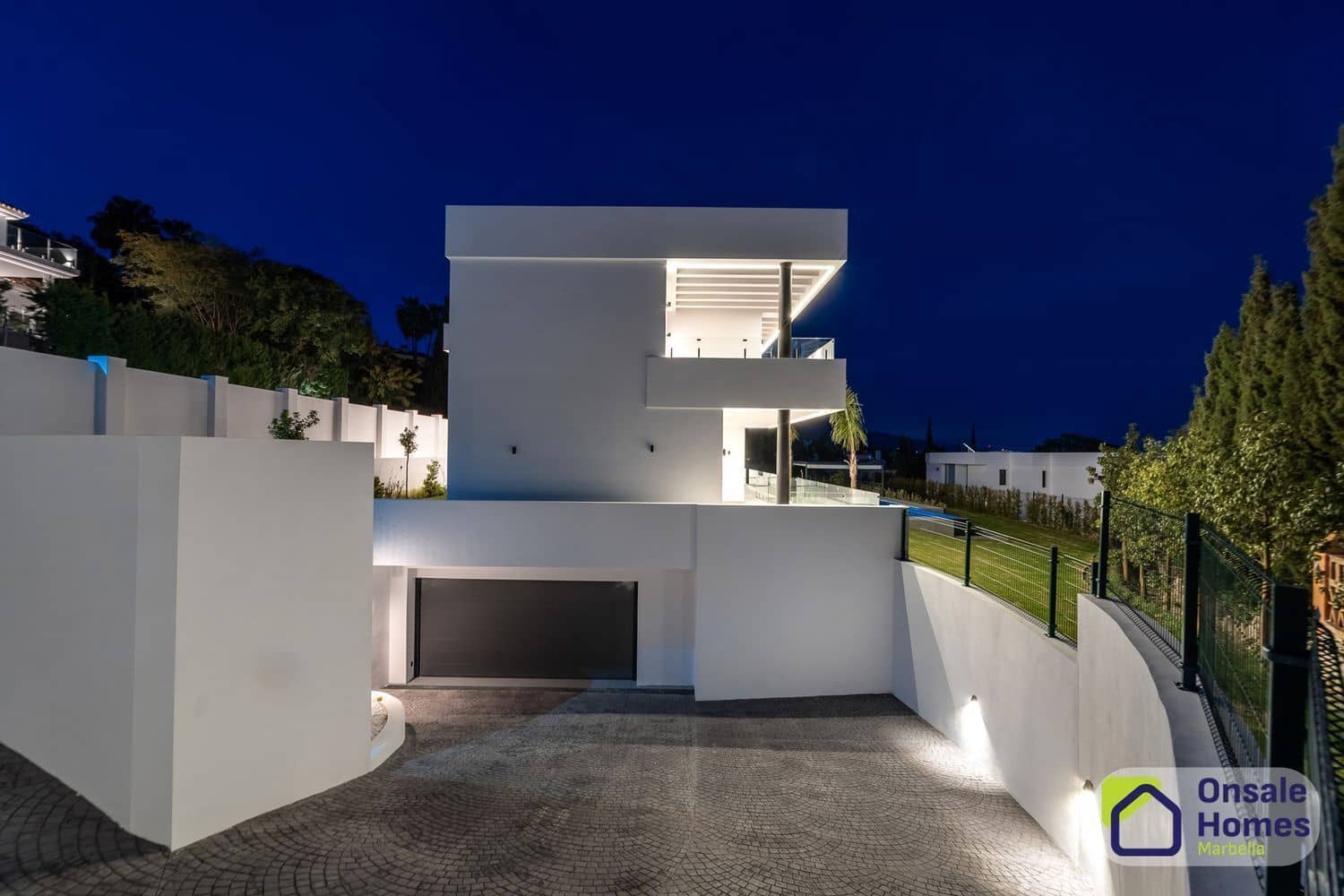 6 bedroom Villa for sale in New Golden Mile with pool garage - € 3,990,000 (Ref: 9251716)