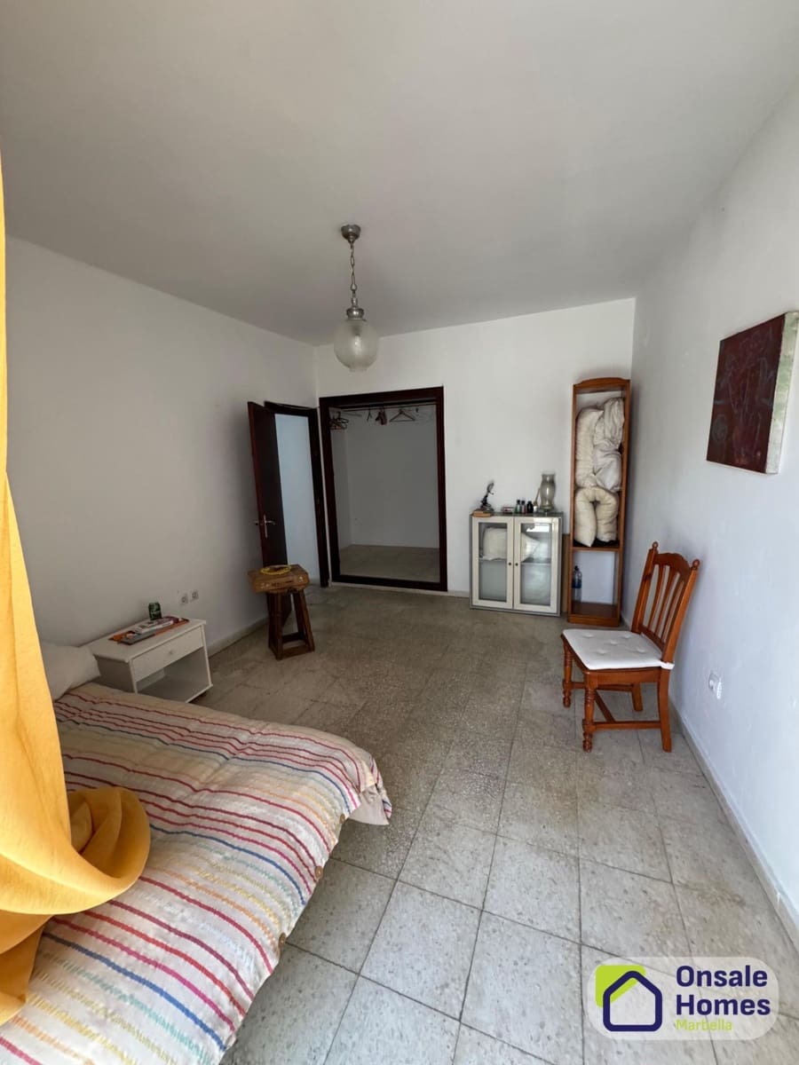 5 bedroom Commercial for sale in Marbella - € 2,100,000 (Ref: 9367962)