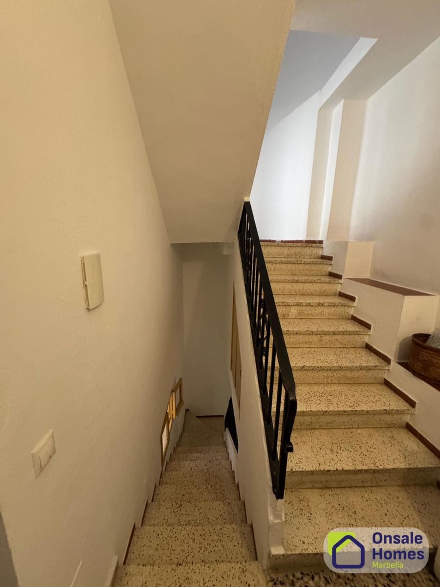 5 bedroom Commercial for sale in Marbella - € 2,100,000 (Ref: 9367962)