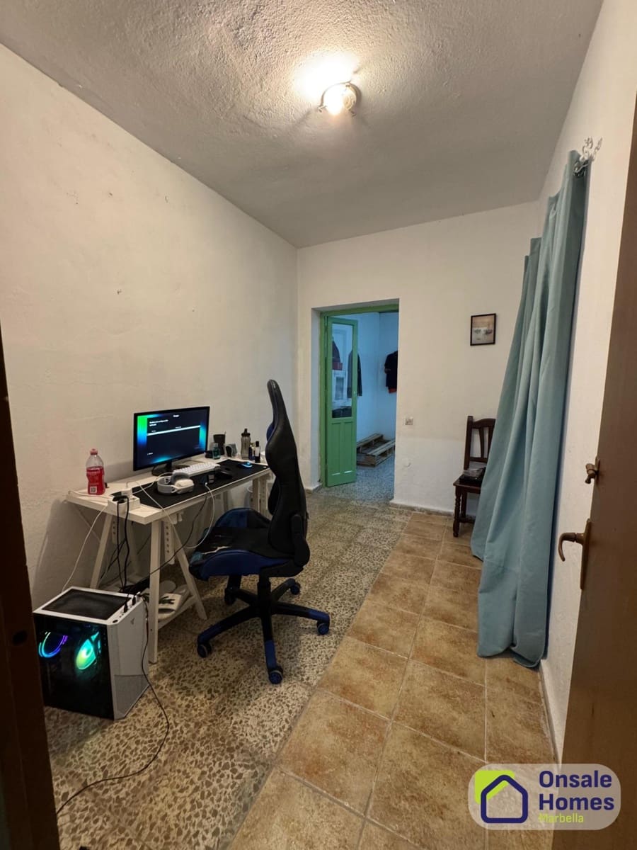 5 bedroom Commercial for sale in Marbella - € 2,100,000 (Ref: 9367962)