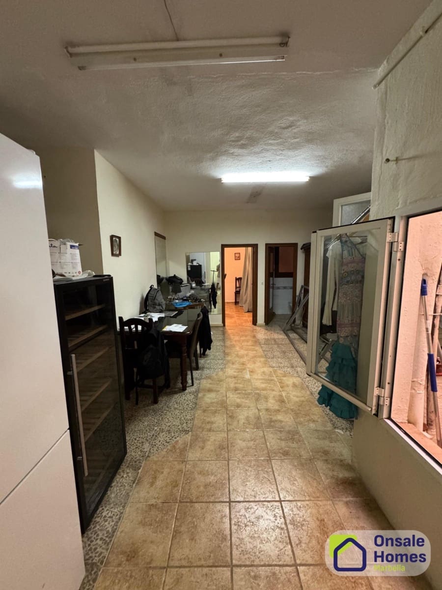 5 bedroom Commercial for sale in Marbella - € 2,100,000 (Ref: 9367962)