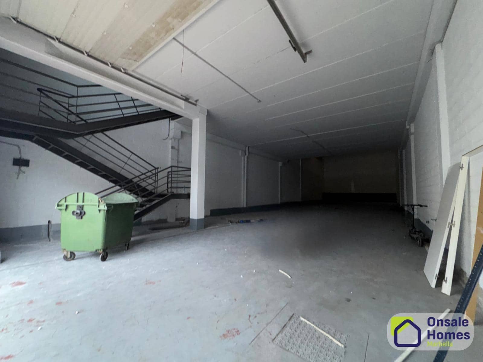 Entreprise de 2 chambres à louer à Nueva Andalucia - 4 000 € (Ref: 9390766)