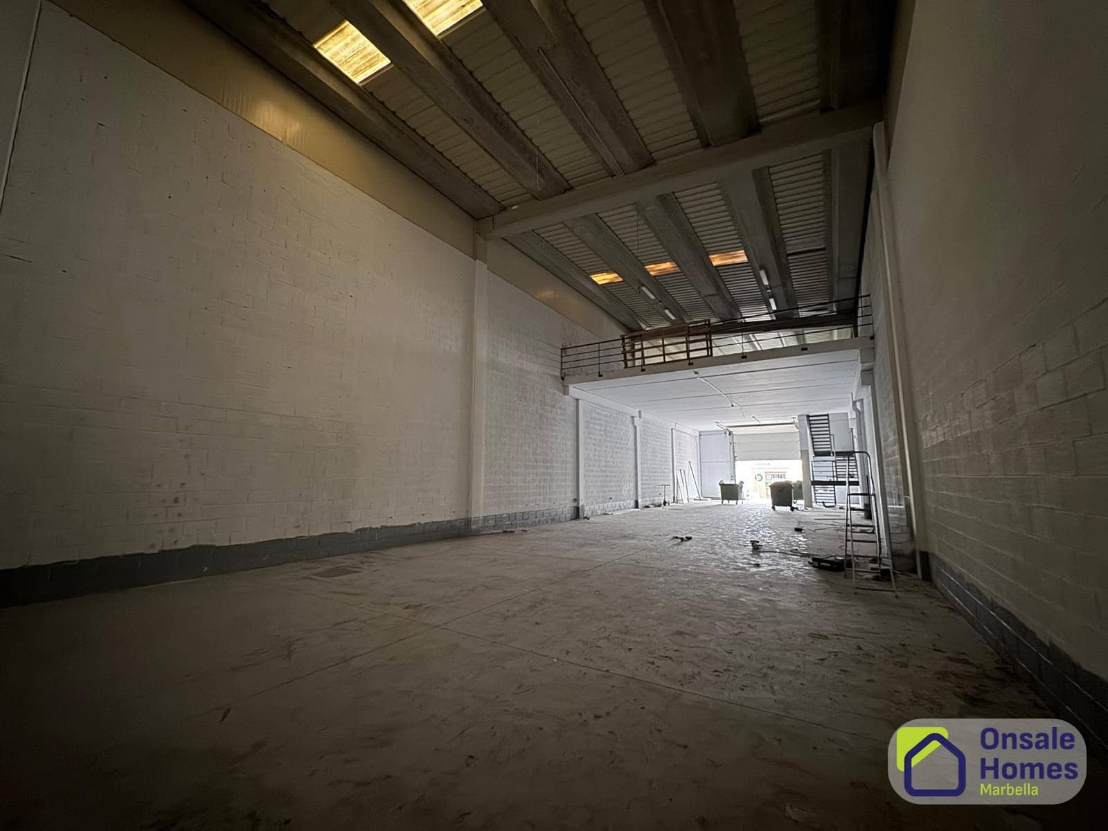 Entreprise de 2 chambres à louer à Nueva Andalucia - 4 000 € (Ref: 9390766)