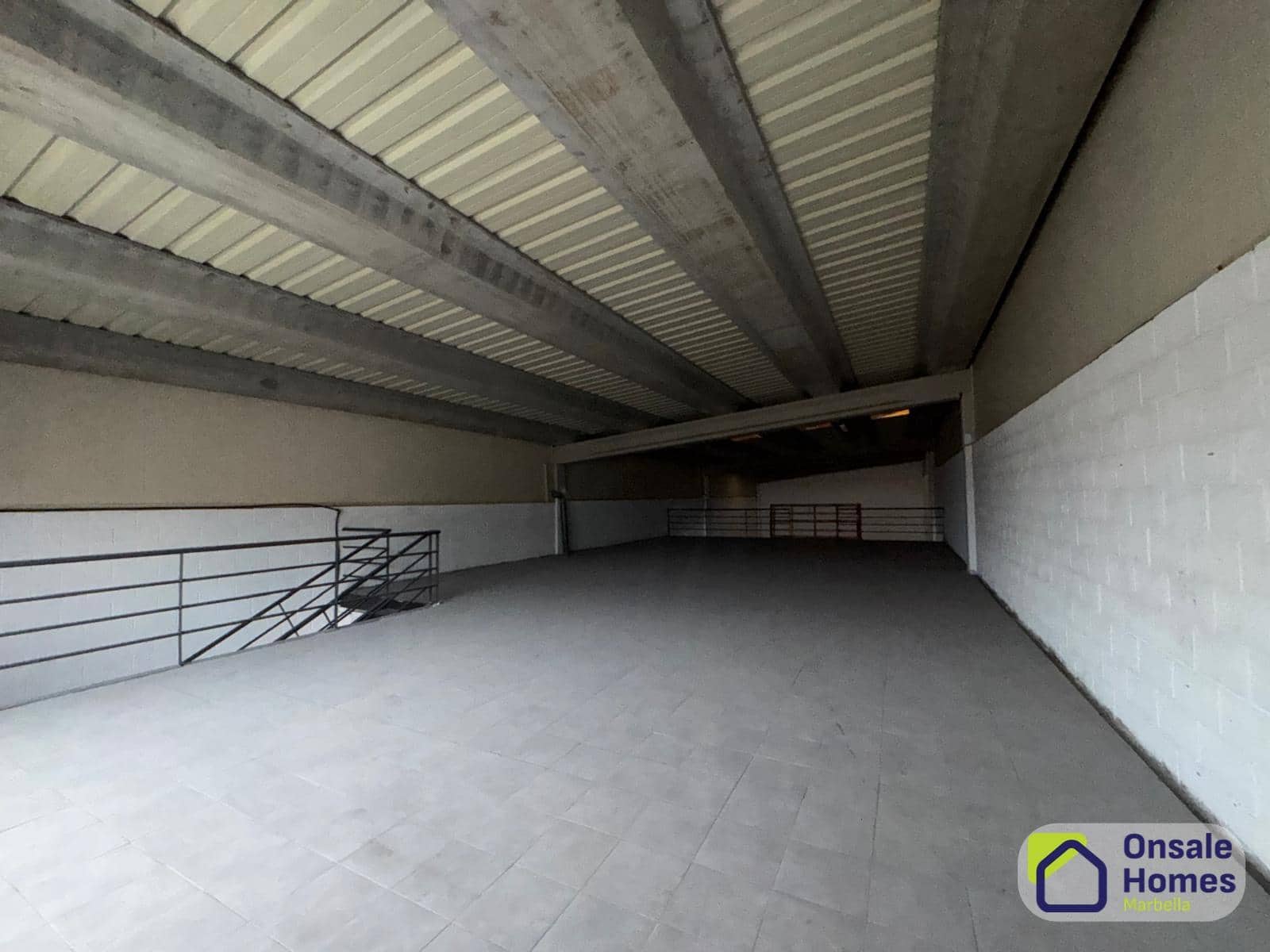 Entreprise de 2 chambres à louer à Nueva Andalucia - 4 000 € (Ref: 9390766)