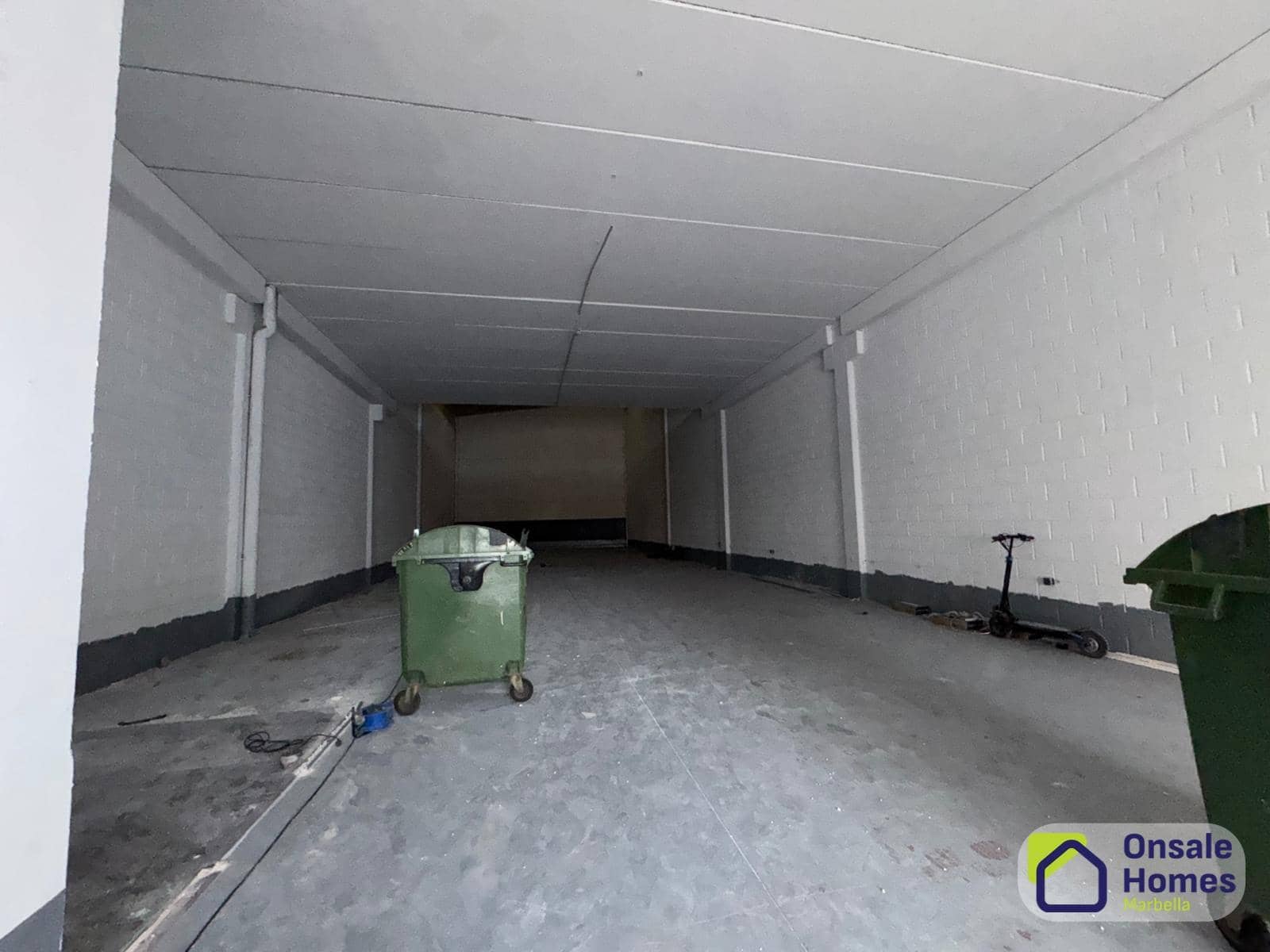 Entreprise de 2 chambres à louer à Nueva Andalucia - 4 000 € (Ref: 9390766)