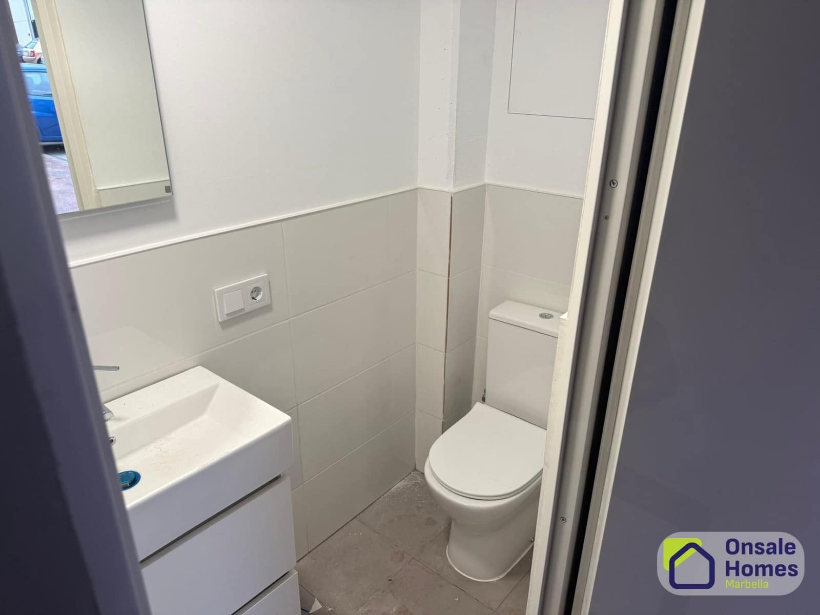 Entreprise de 4 chambres à louer à Nueva Andalucia - 4 800 € (Ref: 9390767)