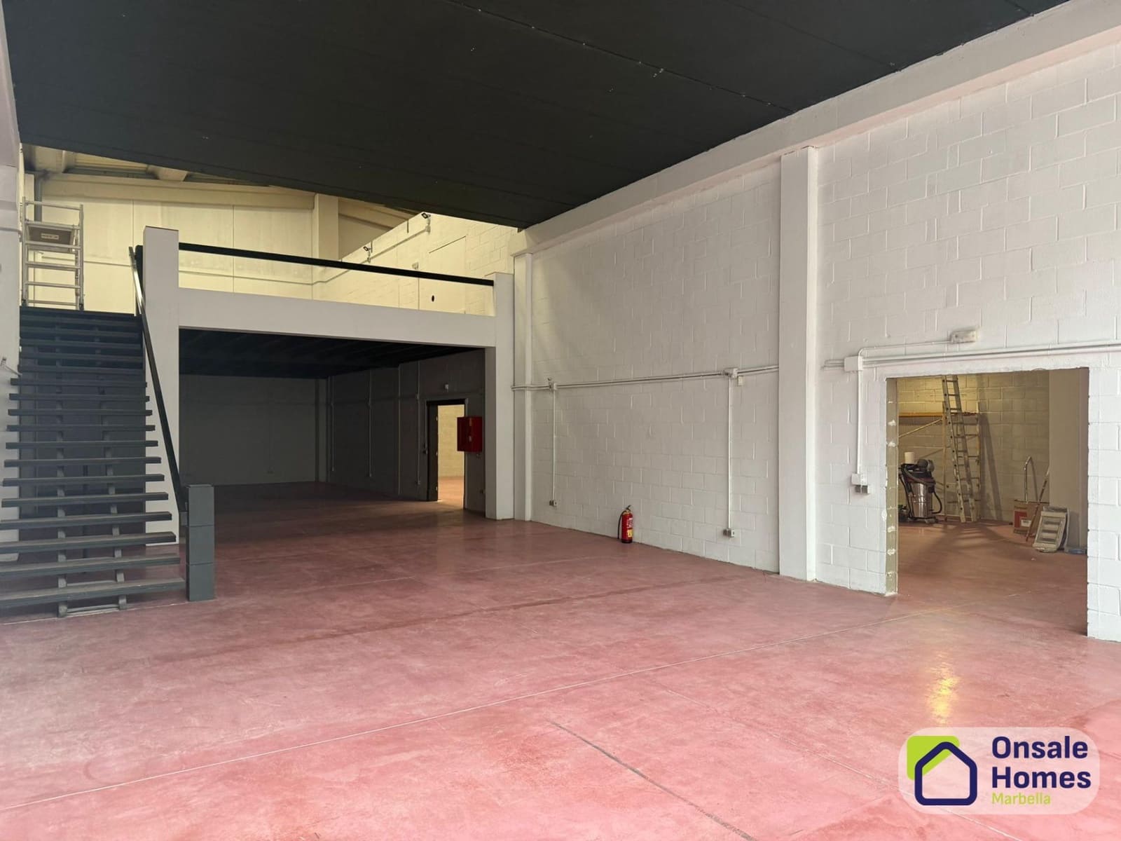 Entreprise de 4 chambres à louer à Nueva Andalucia - 4 800 € (Ref: 9390767)