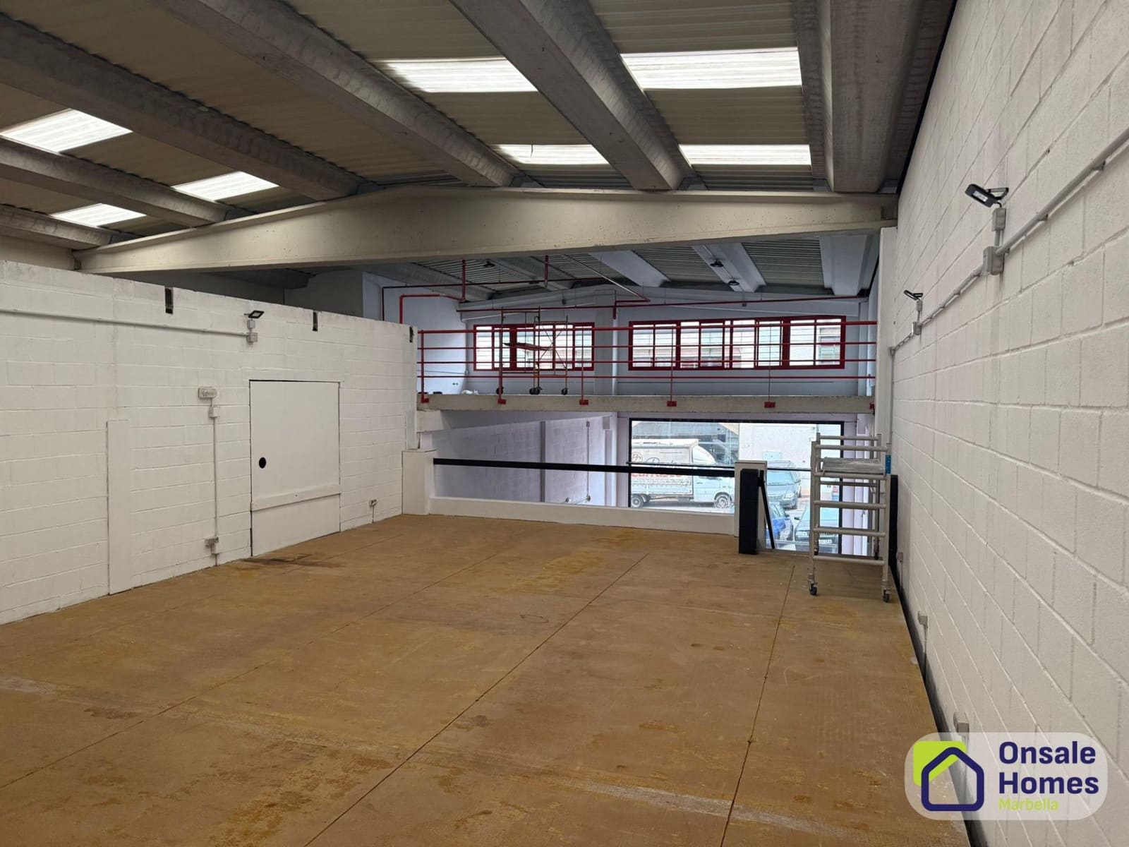 Entreprise de 4 chambres à louer à Nueva Andalucia - 4 800 € (Ref: 9390767)