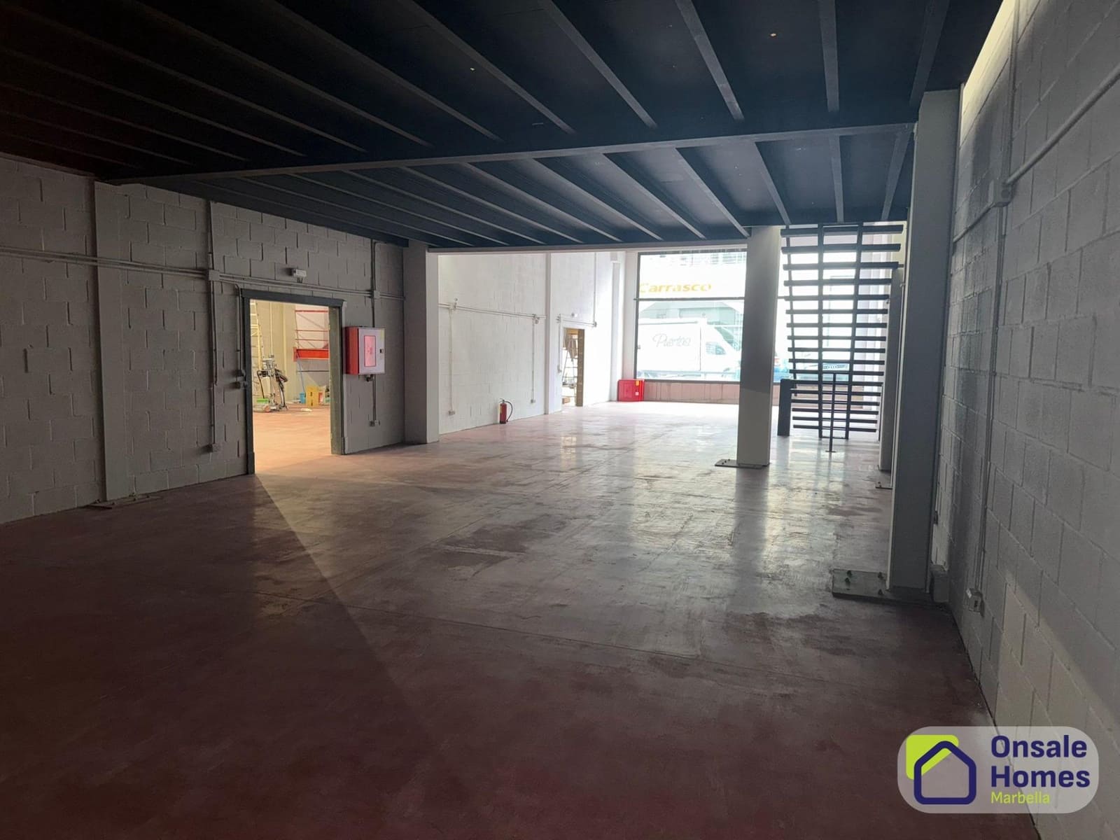 Entreprise de 4 chambres à louer à Nueva Andalucia - 4 800 € (Ref: 9390767)