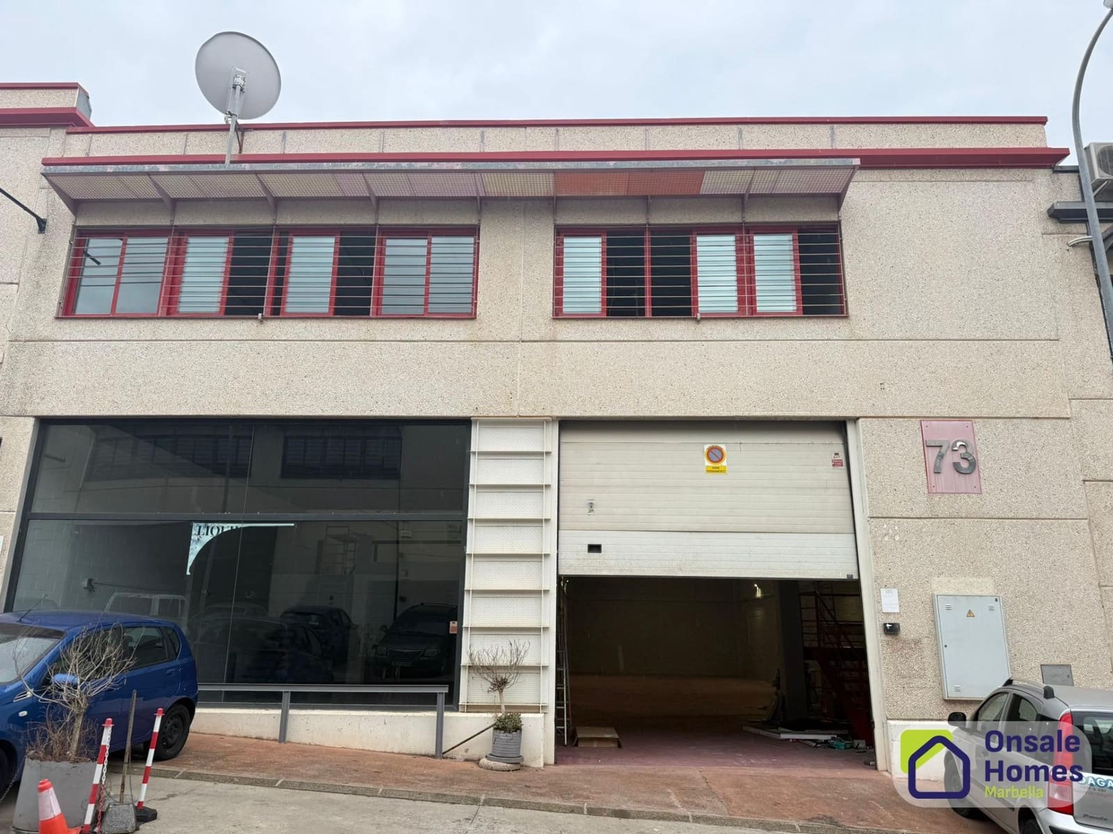 Entreprise de 4 chambres à louer à Nueva Andalucia - 4 800 € (Ref: 9390767)