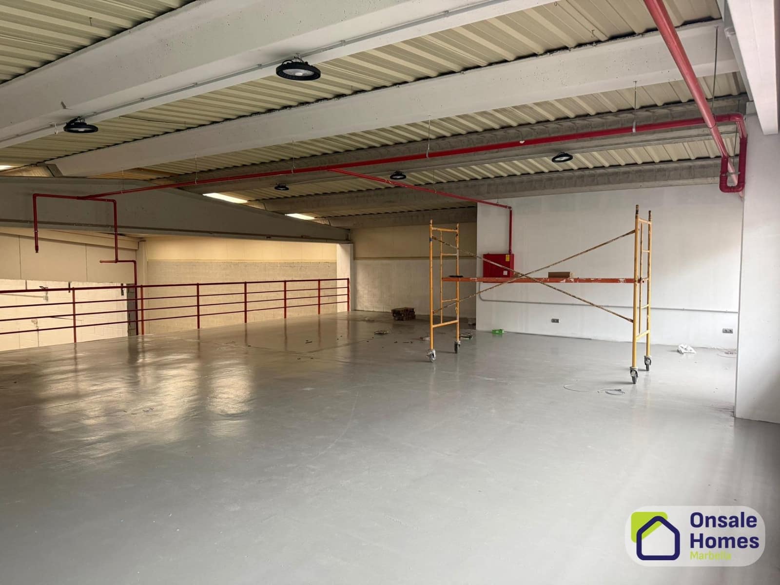 Entreprise de 4 chambres à louer à Nueva Andalucia - 4 800 € (Ref: 9390767)