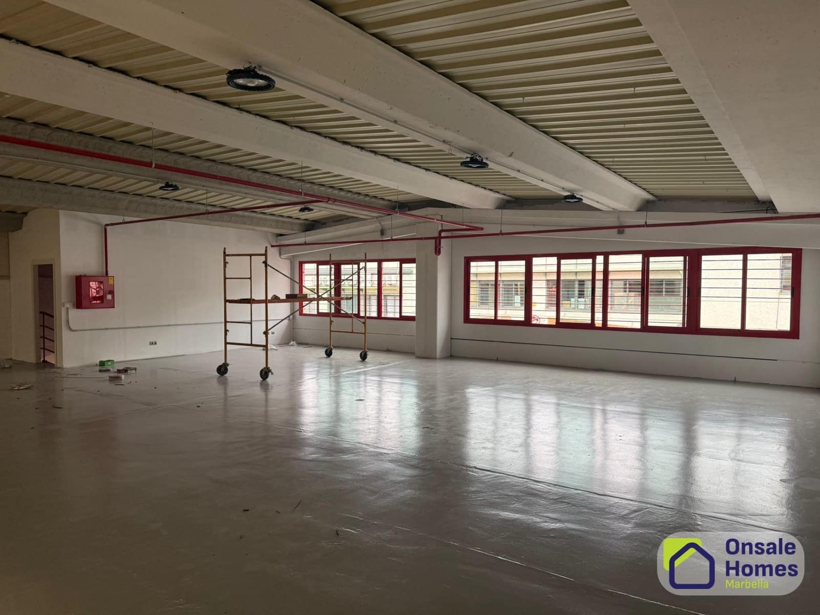 Entreprise de 4 chambres à louer à Nueva Andalucia - 4 800 € (Ref: 9390767)