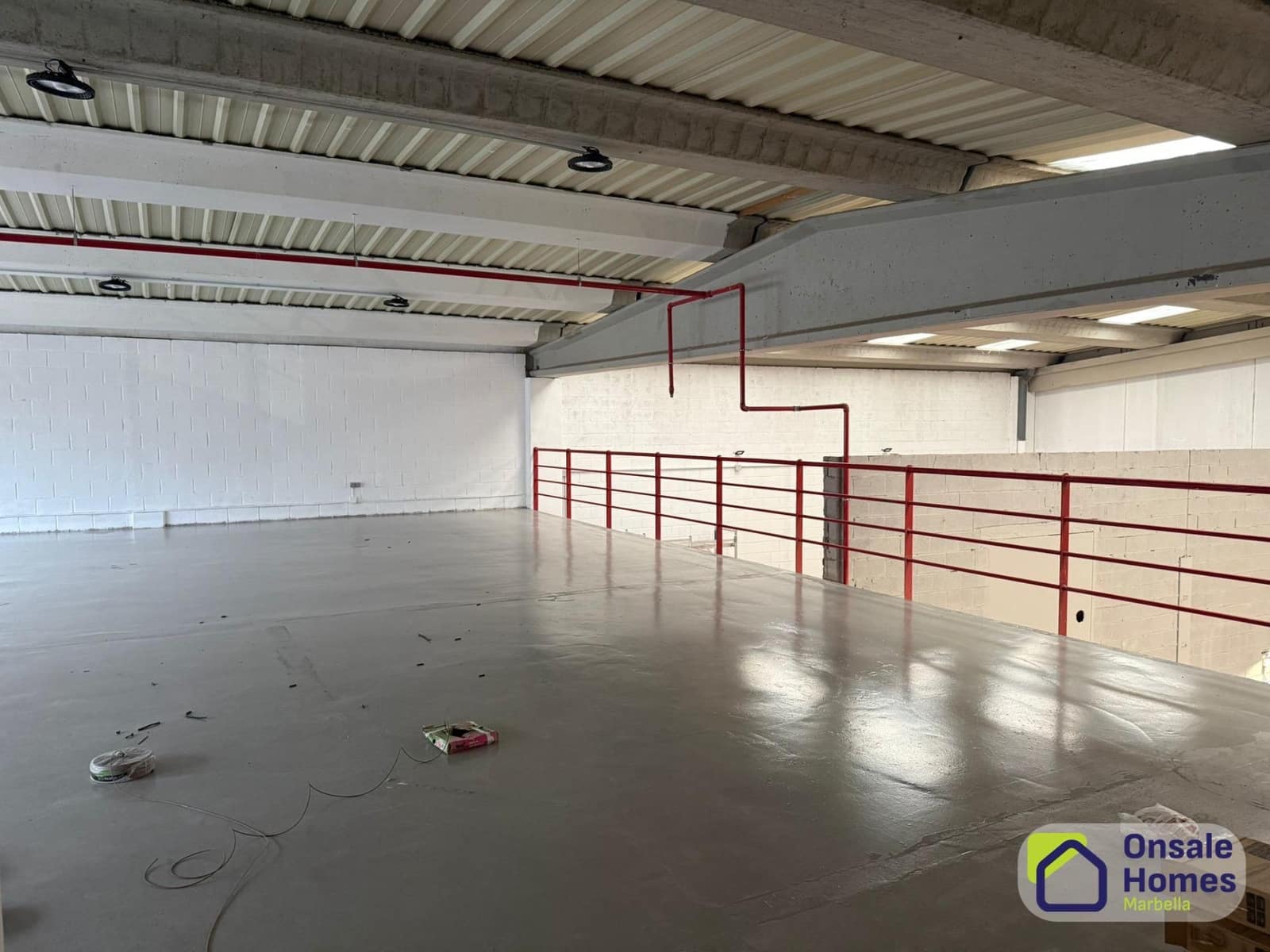 Entreprise de 4 chambres à louer à Nueva Andalucia - 4 800 € (Ref: 9390767)