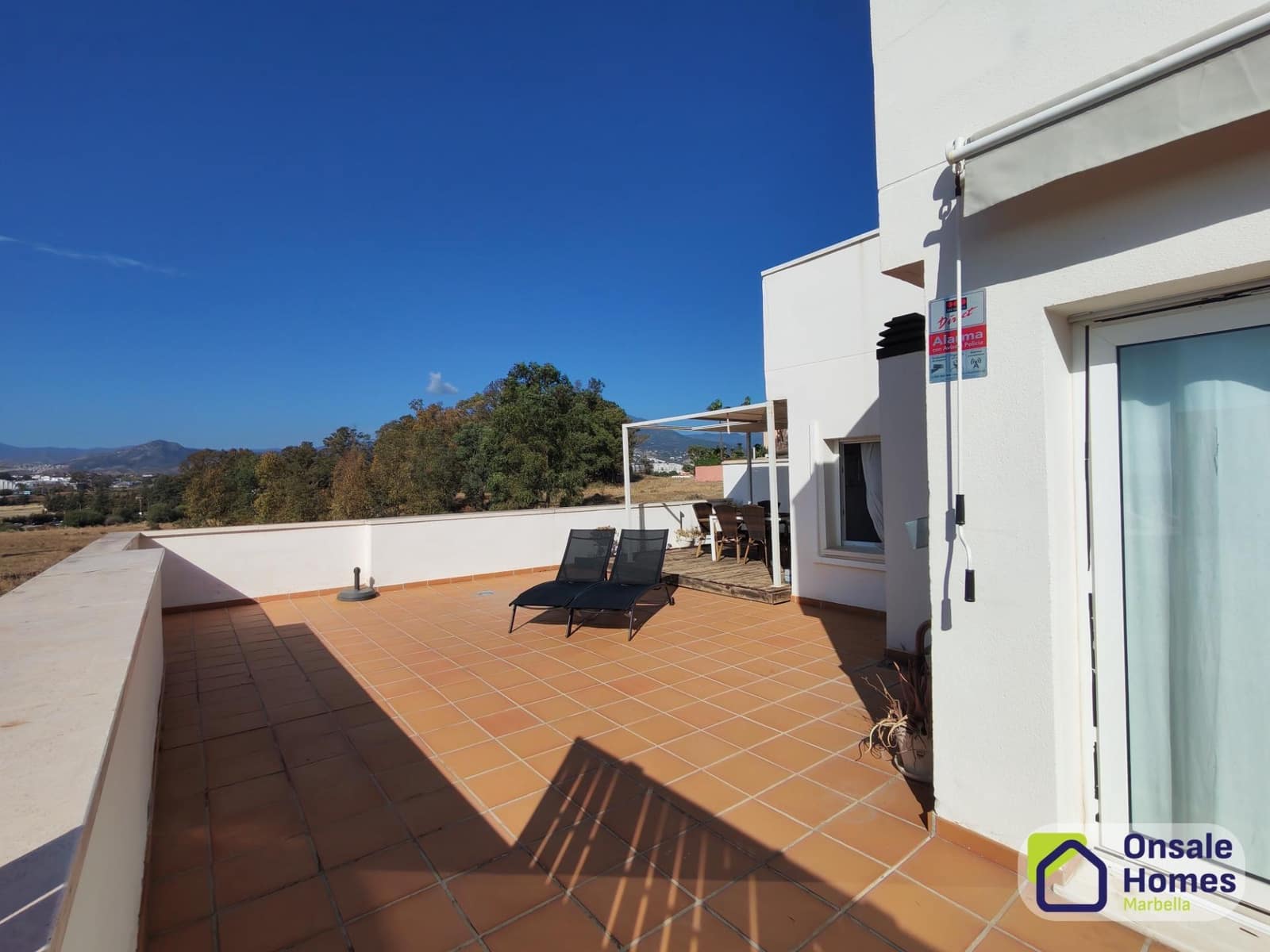 1 bedroom Penthouse for rent in Nueva Andalucia with pool garage - € 1,800 (Ref: 9410936)