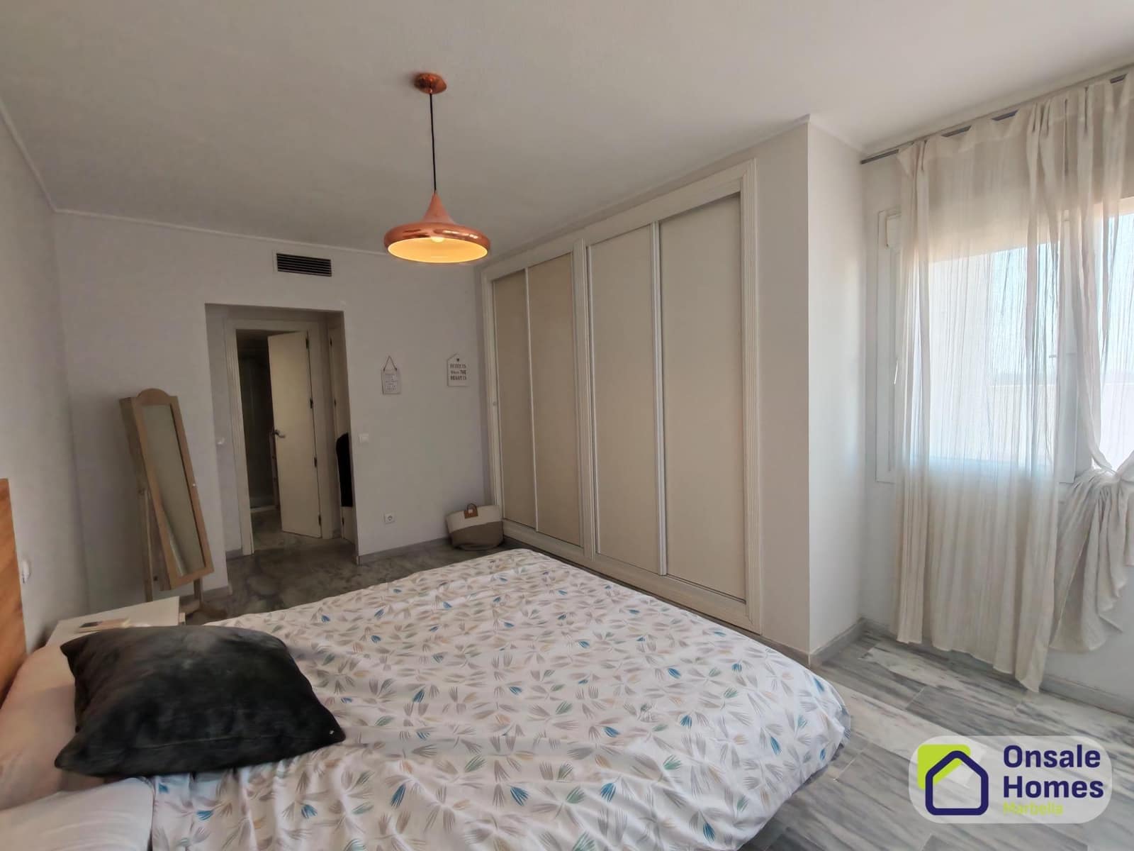 1 bedroom Penthouse for rent in Nueva Andalucia with pool garage - € 1,800 (Ref: 9410936)