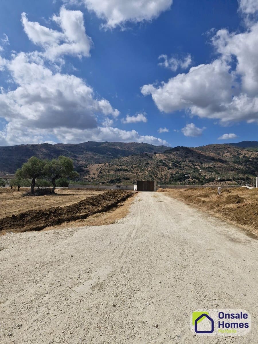 Mark till salu i Tolox - 175 000 € (Ref: 9427150)