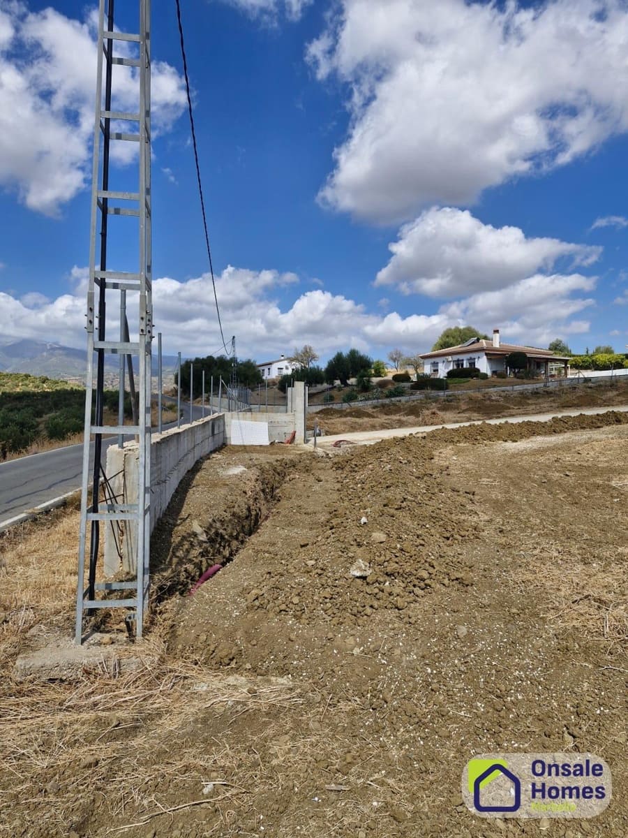 Mark till salu i Tolox - 175 000 € (Ref: 9427150)