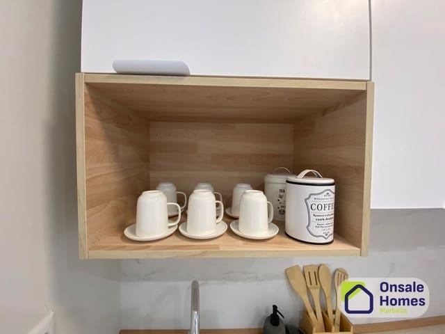 Huoneisto vuokrattavana paikassa Playa de Fontanilla, Marbella mukana uima-altaan 
autotalli - 1 150 € (Ref: 9511993)