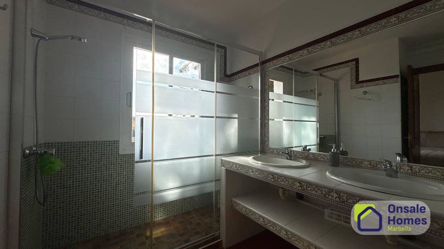 Villa/Maison de 6 chambres à louer à Marbella avec piscine garage - 3 900 € (Ref: 9518071)