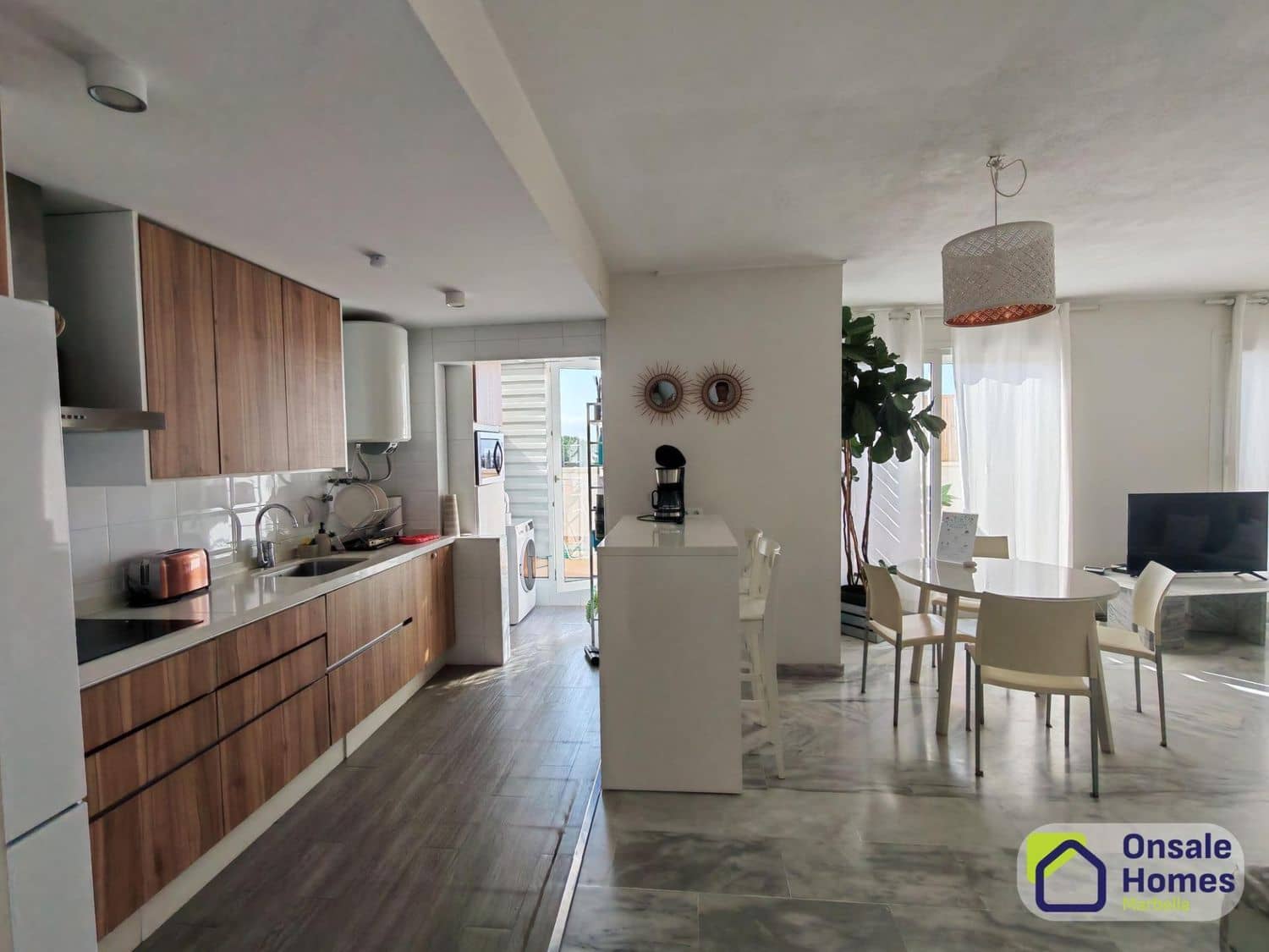 1 sypialnia Apartament do wynajęcia w Nueva Andalucia z basenem garażem - 1 700 € (Ref: 9529220)