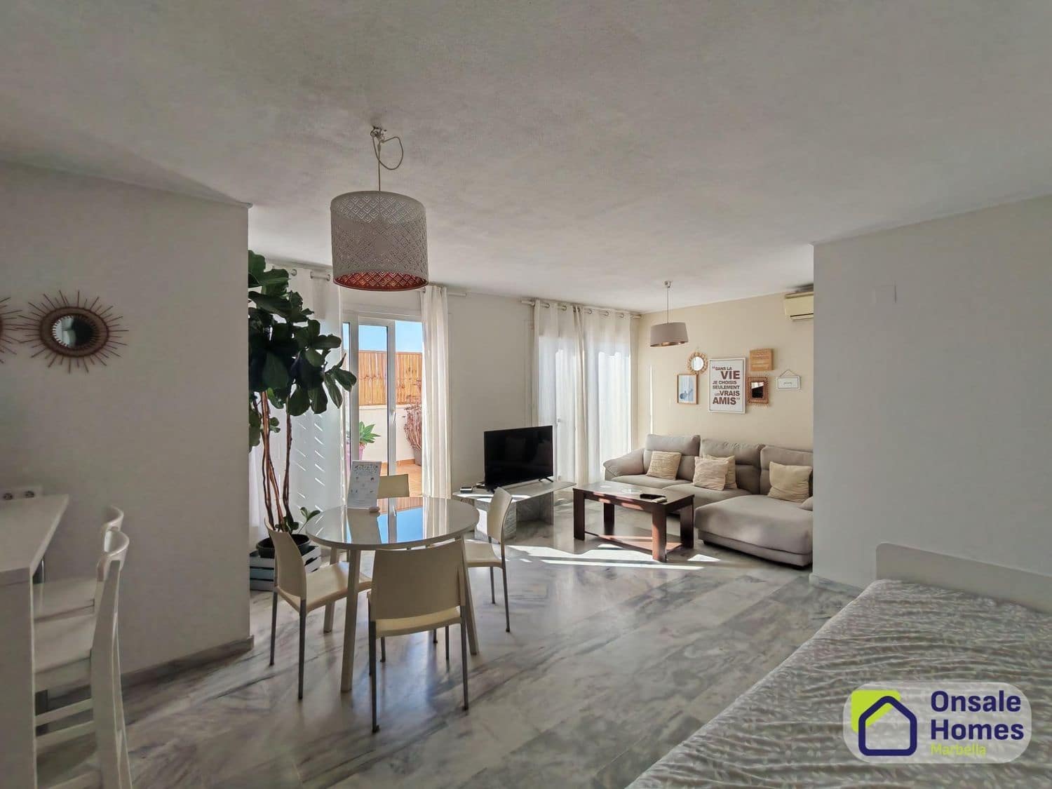 1 sypialnia Apartament do wynajęcia w Nueva Andalucia z basenem garażem - 1 700 € (Ref: 9529220)