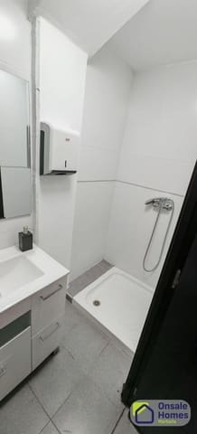 Commercieel te huur in Las Brisas, Marbella - € 3.800 (Ref: 9529235)