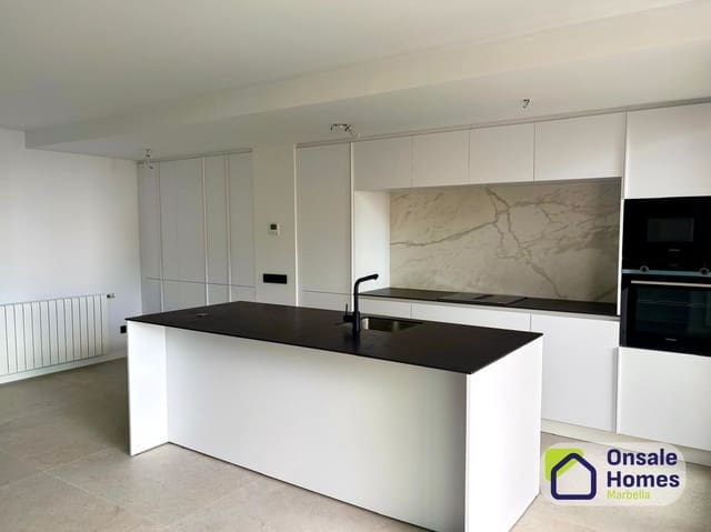 3 bedroom Apartment for sale in Playa Bajadilla - Puertos, Marbella with garage - € 1,350,000 (Ref: 9529236)