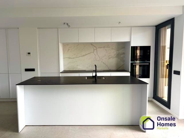 3 bedroom Apartment for sale in Playa Bajadilla - Puertos, Marbella with garage - € 1,350,000 (Ref: 9529236)