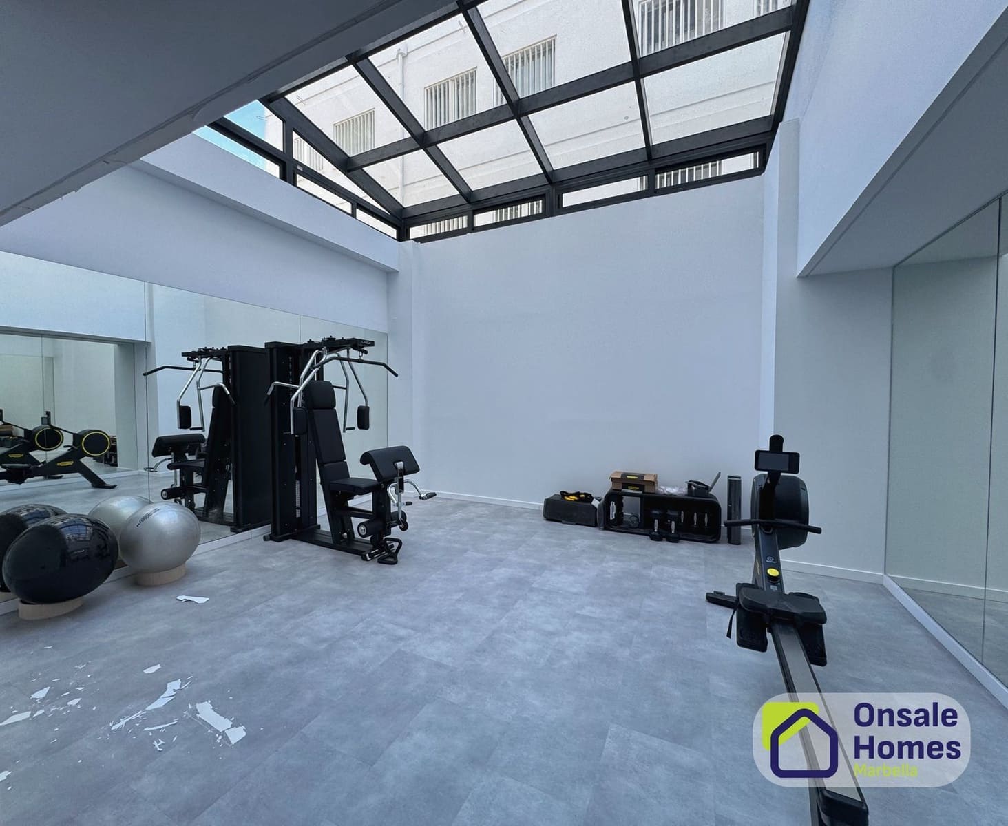 3 bedroom Apartment for sale in Marbella with garage - € 1,350,000 (Ref: 9529236)