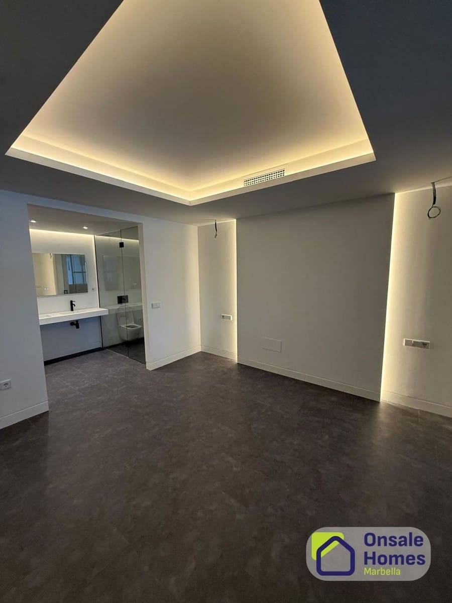 1 bedroom Apartment for sale in Nueva Andalucia with garage - € 392,000 (Ref: 9629573)