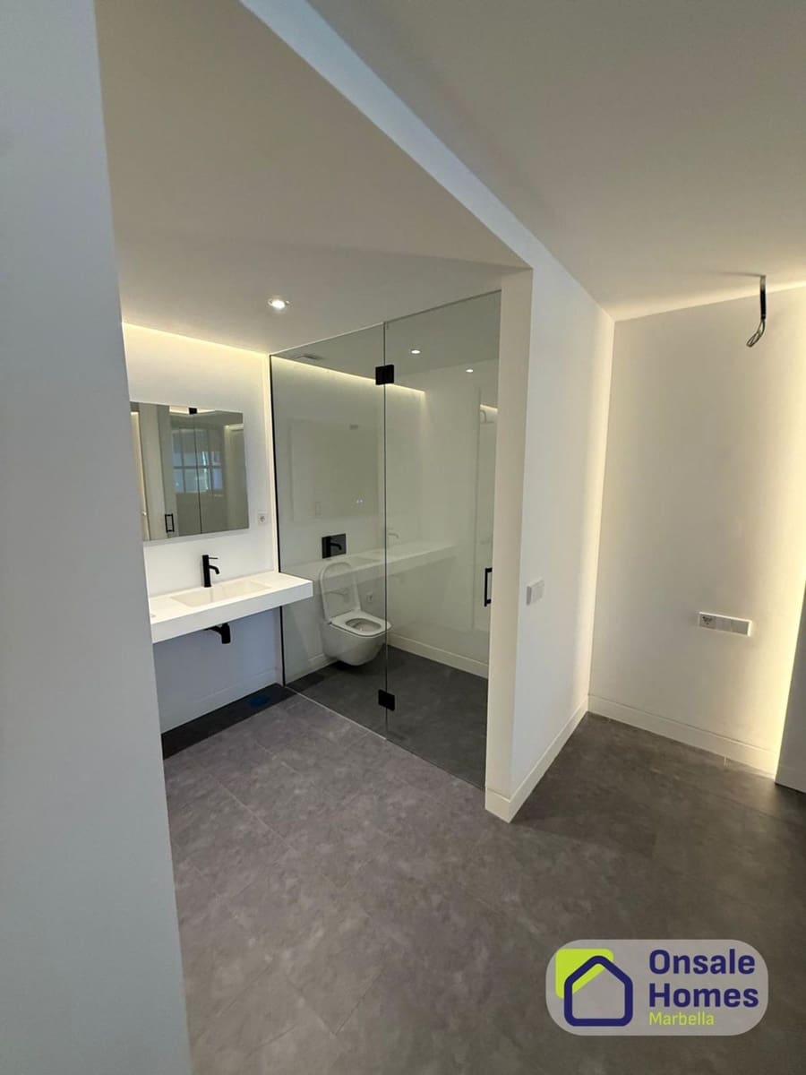 1 bedroom Apartment for sale in Nueva Andalucia with garage - € 392,000 (Ref: 9629573)