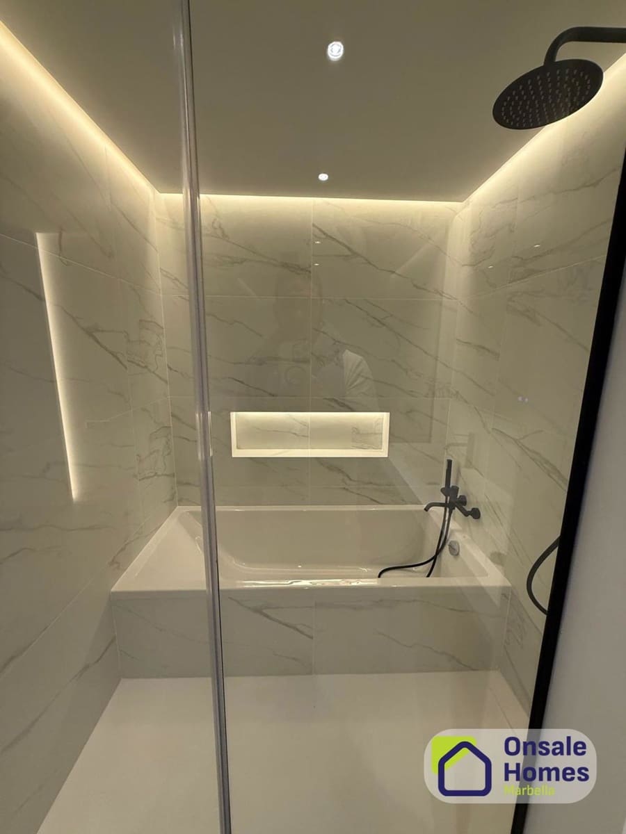 1 bedroom Apartment for sale in Nueva Andalucia with garage - € 392,000 (Ref: 9629573)