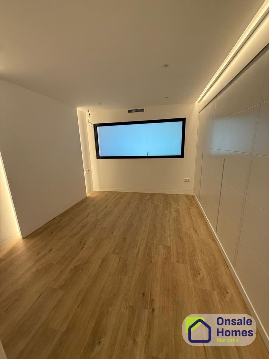 1 bedroom Apartment for sale in Nueva Andalucia with garage - € 357,000 (Ref: 9629574)