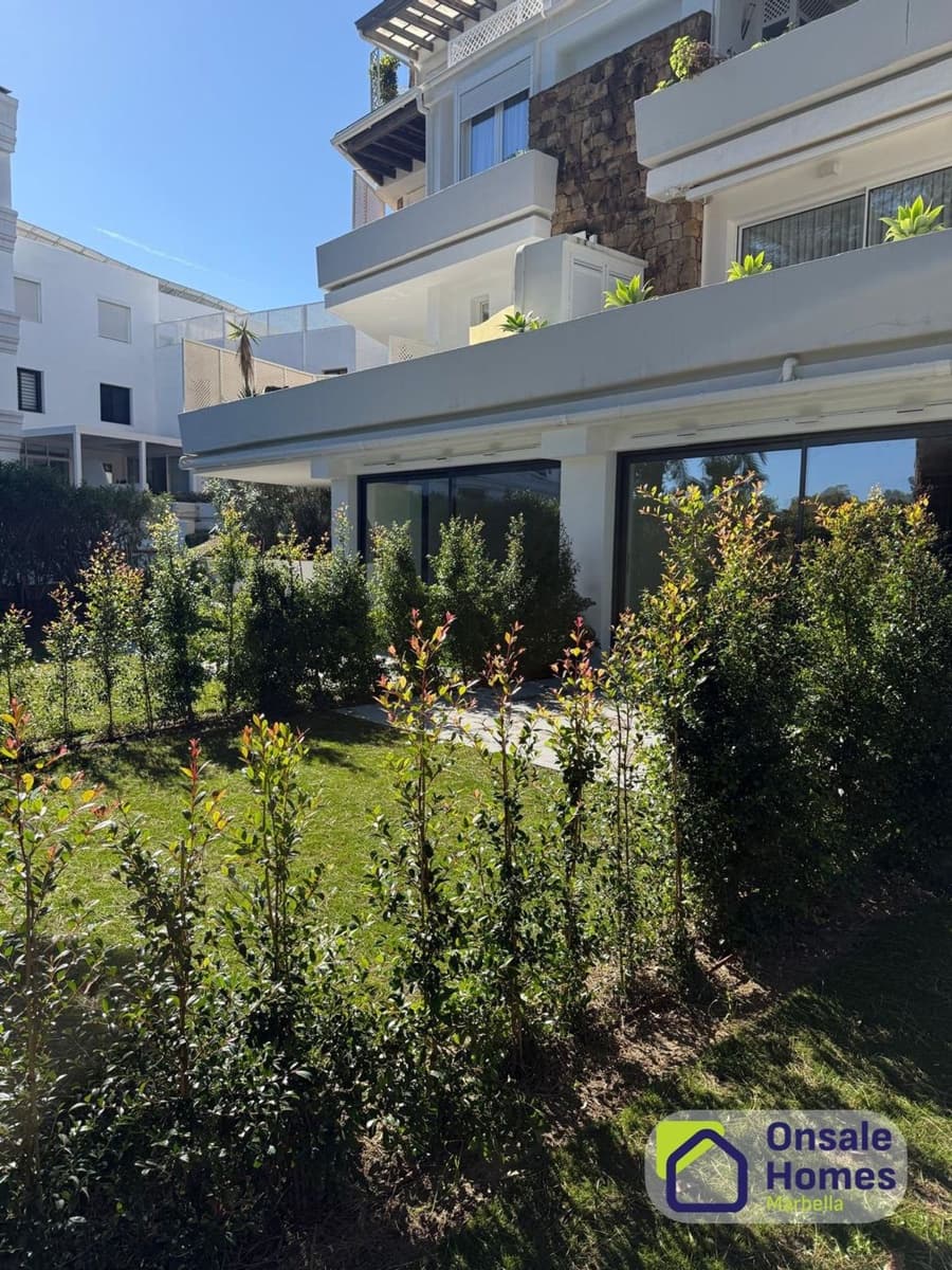 1 bedroom Apartment for sale in Nueva Andalucia with garage - € 357,000 (Ref: 9629574)