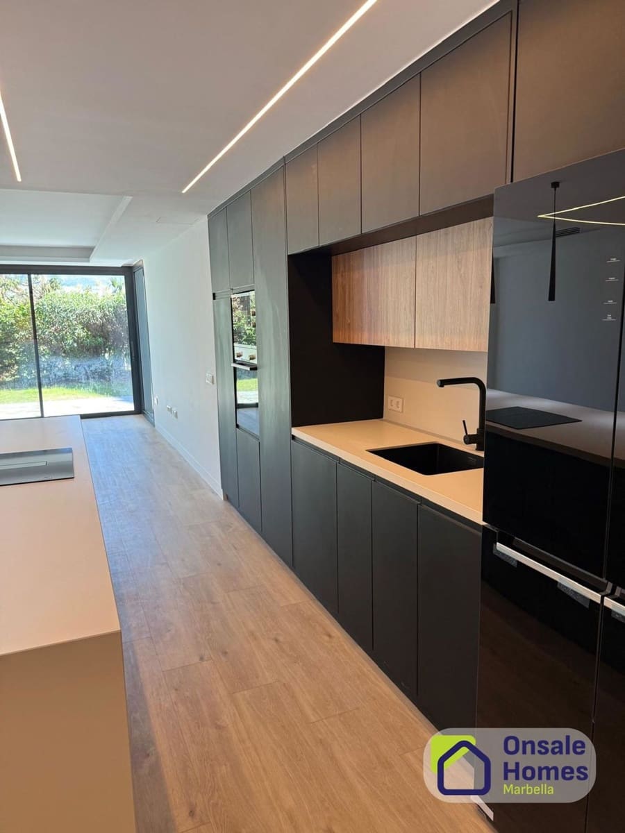 3 soverom Leilighet til salgs i Nueva Andalucia med garasje - € 690 000 (Ref: 9629576)