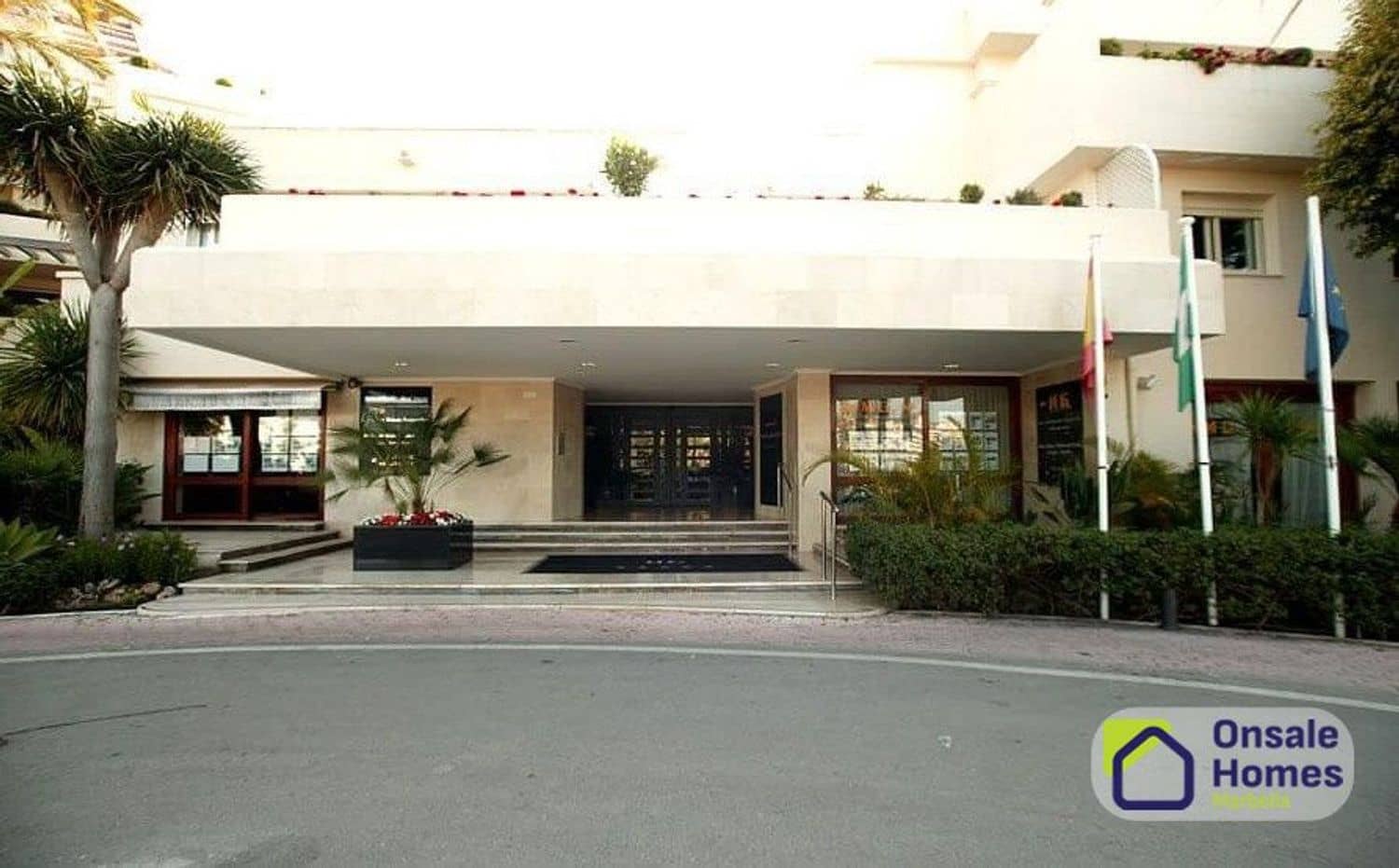 3 bedroom Apartment for sale in Nueva Andalucia with garage - € 690,000 (Ref: 9629576)