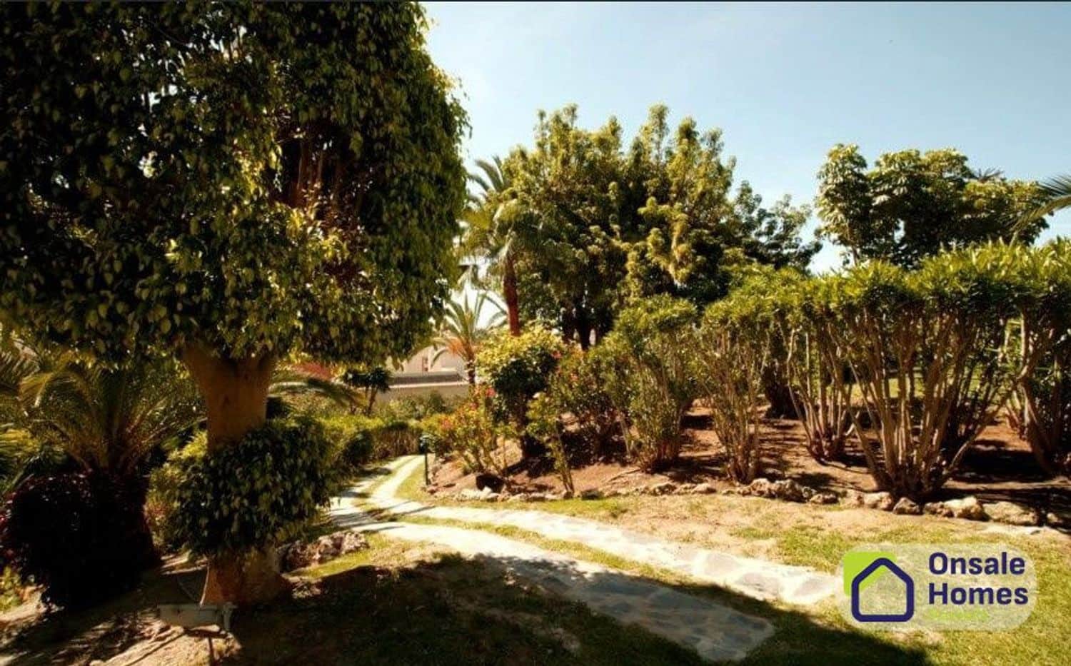 3 bedroom Apartment for sale in Nueva Andalucia with garage - € 690,000 (Ref: 9629576)