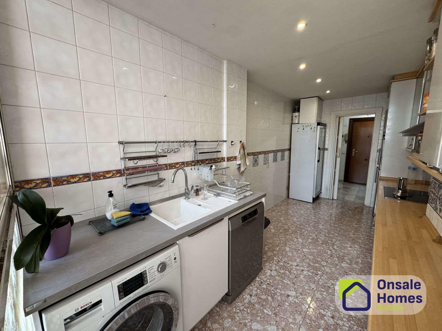 3 bedroom Apartment for sale in Nueva Andalucia with pool garage - € 465,000 (Ref: 9632866)