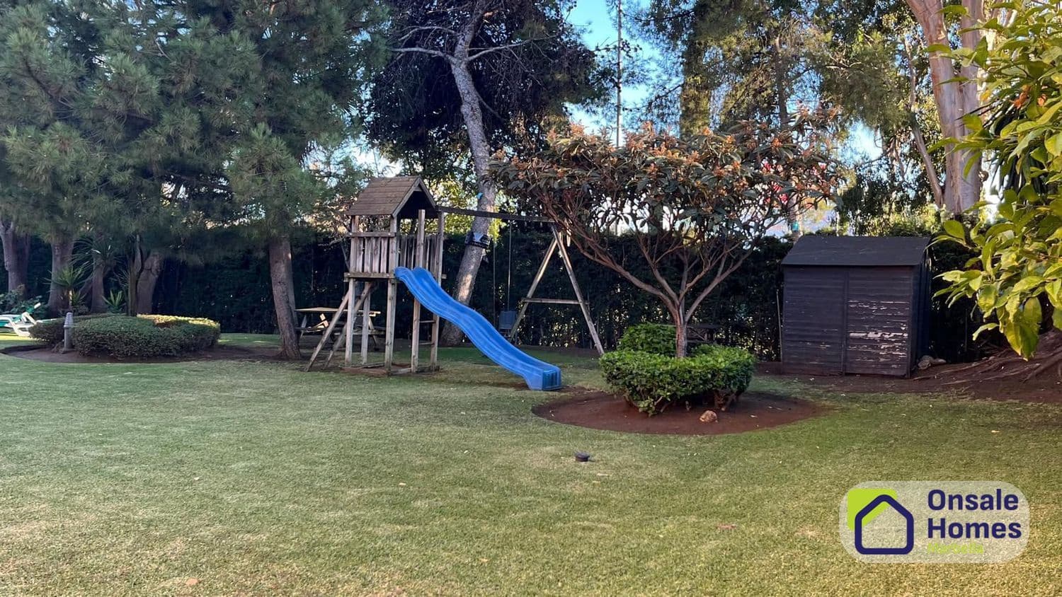 3 bedroom Apartment for sale in Nueva Andalucia with pool garage - € 465,000 (Ref: 9632866)