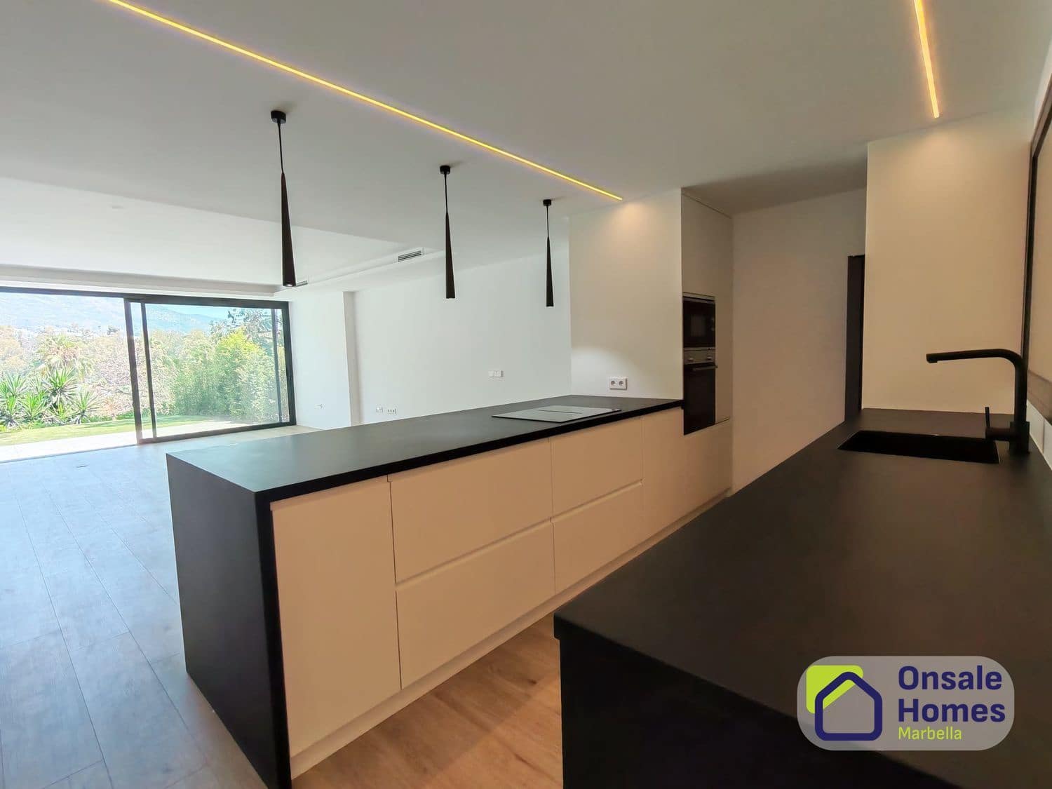 1 Zimmer Apartment zu verkaufen in Nueva Andalucia mit Garage - 357.000 € (Ref: 9632867)